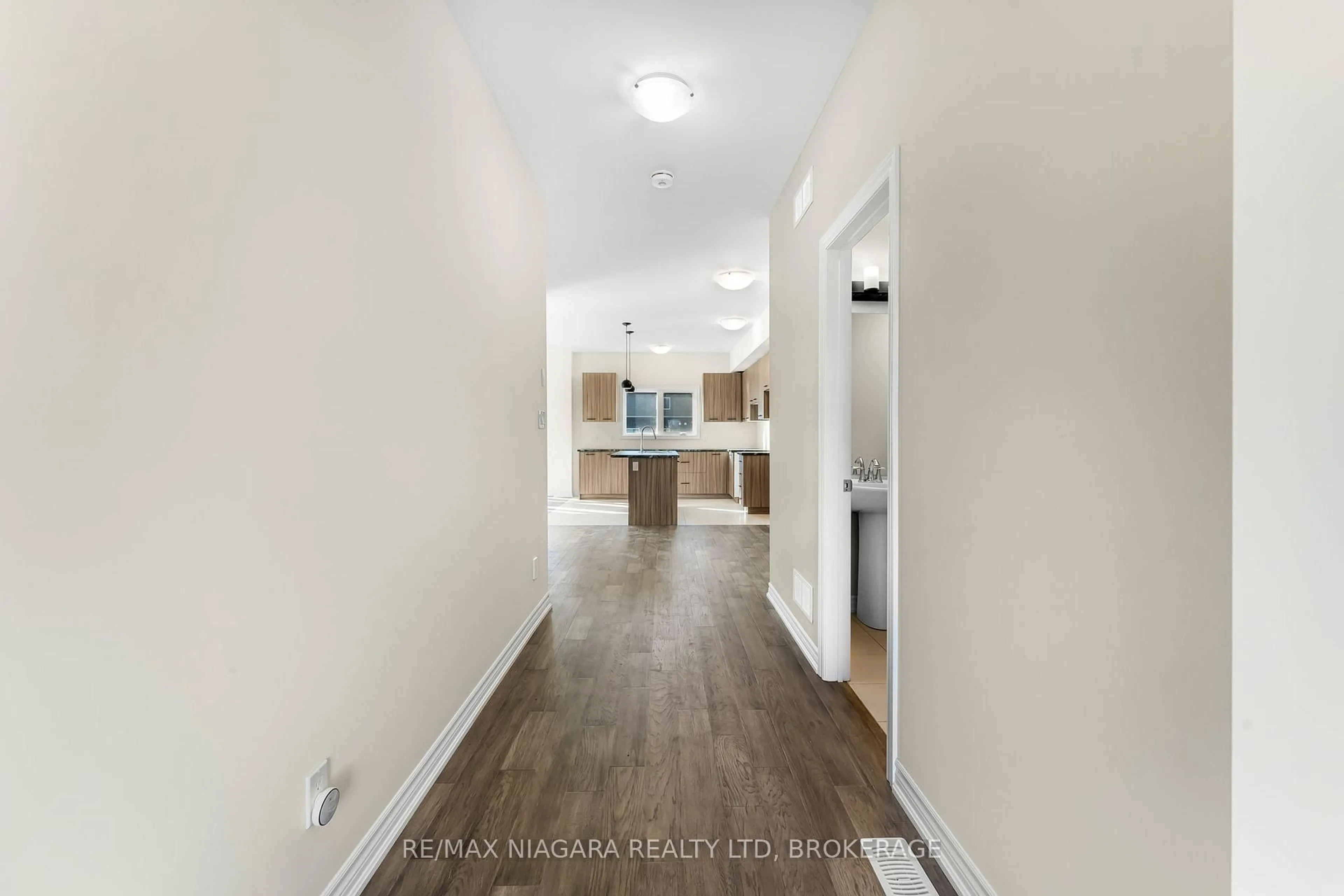 Indoor entryway for 3219 DOMINION Rd, Fort Erie Ontario L0S 1N0