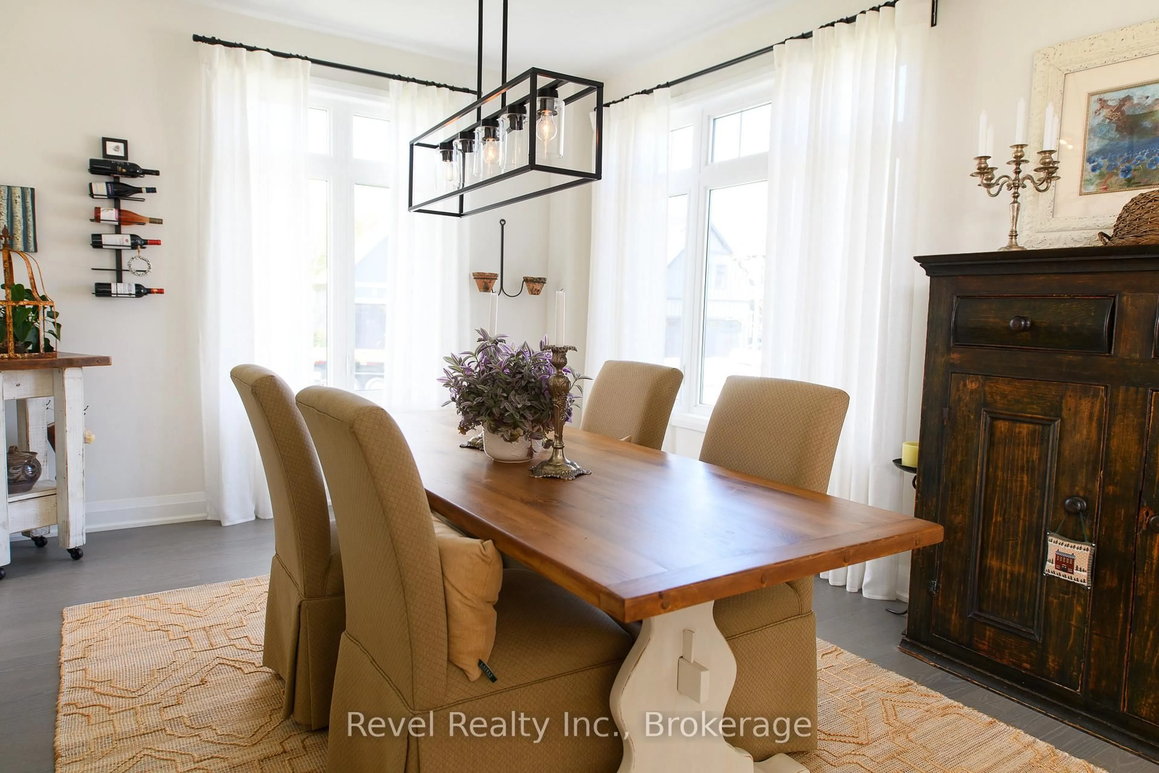 Dining room, wood/laminate floor for 101 Reed Way, Blue Mountains Ontario L9Y 0V1