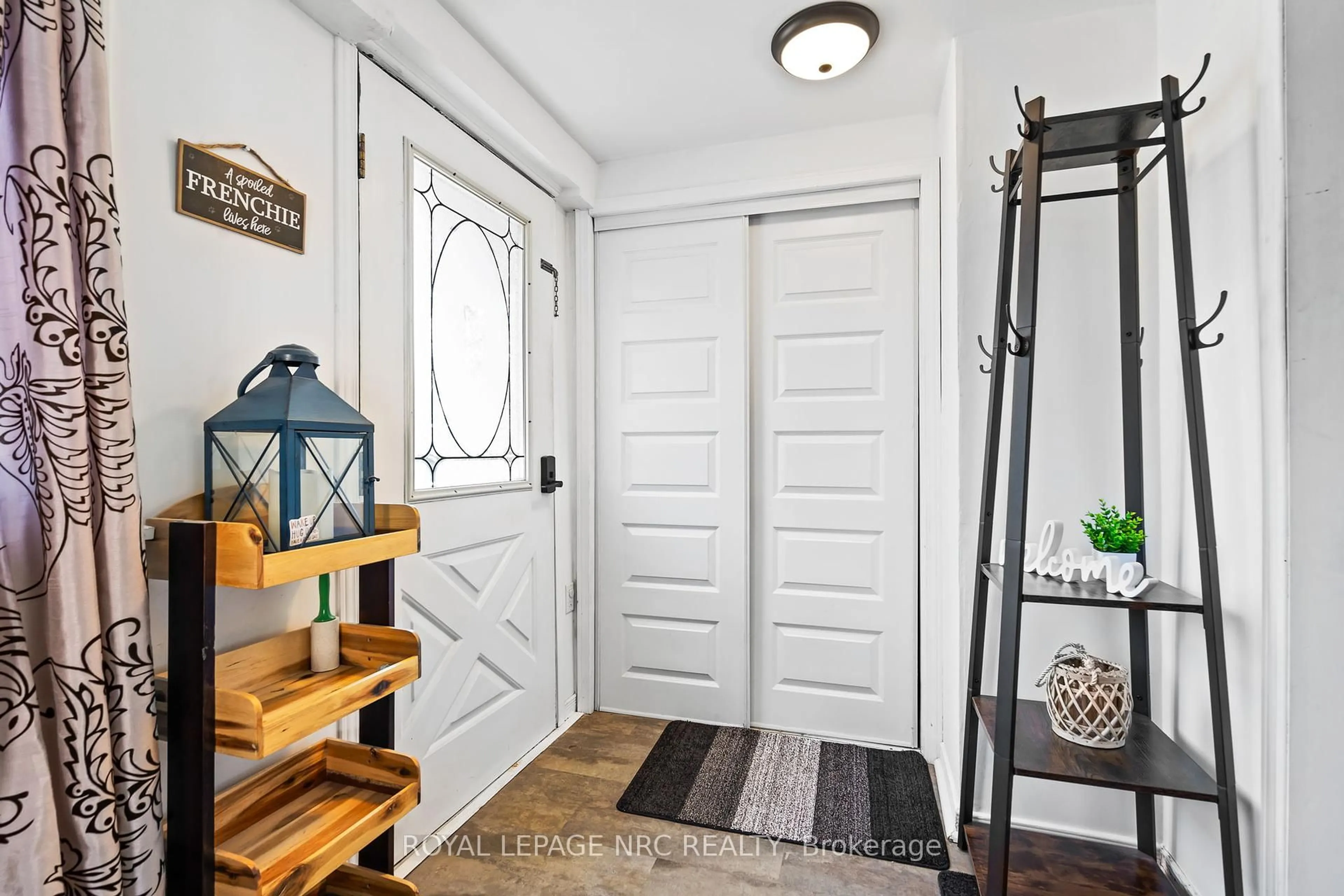 Indoor entryway for 632 Steele St, Port Colborne Ontario L3K 4Y7