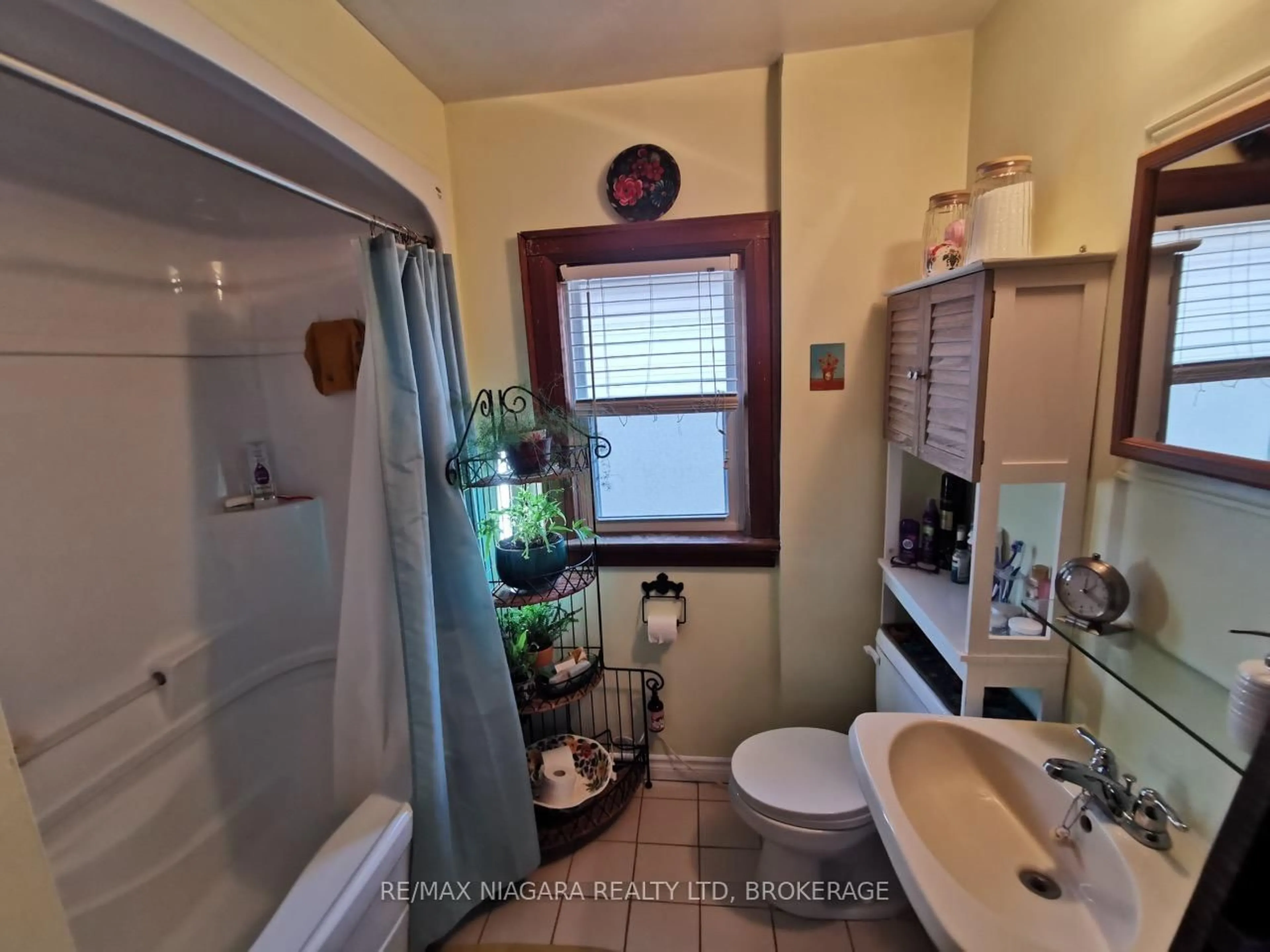 Standard bathroom, ceramic/tile floor for 5078-5086 FIFTH Ave, Niagara Falls Ontario L2E 4S5