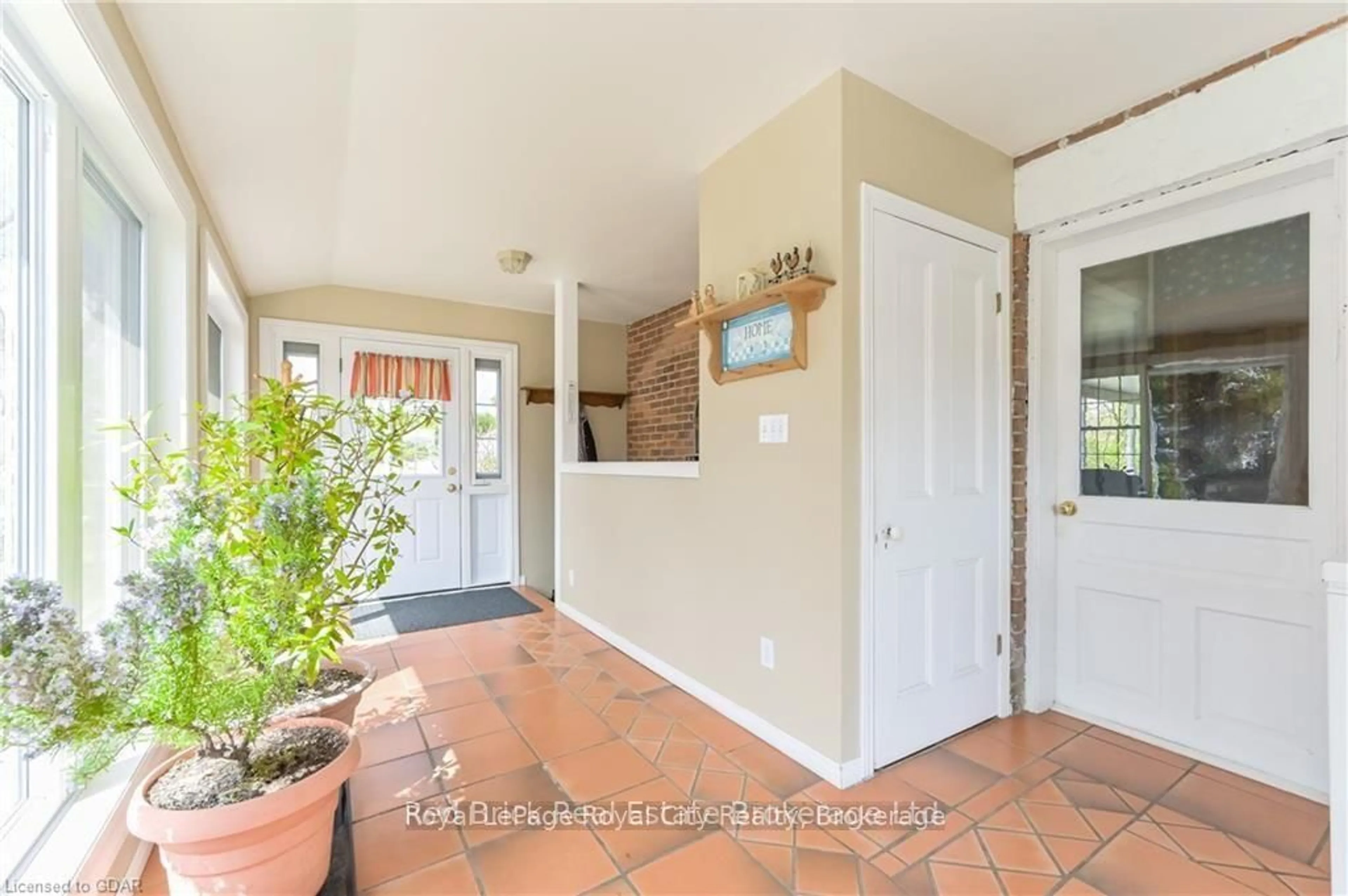 Indoor entryway for 5830 4th Line, Guelph/Eramosa Ontario N0B 2K0