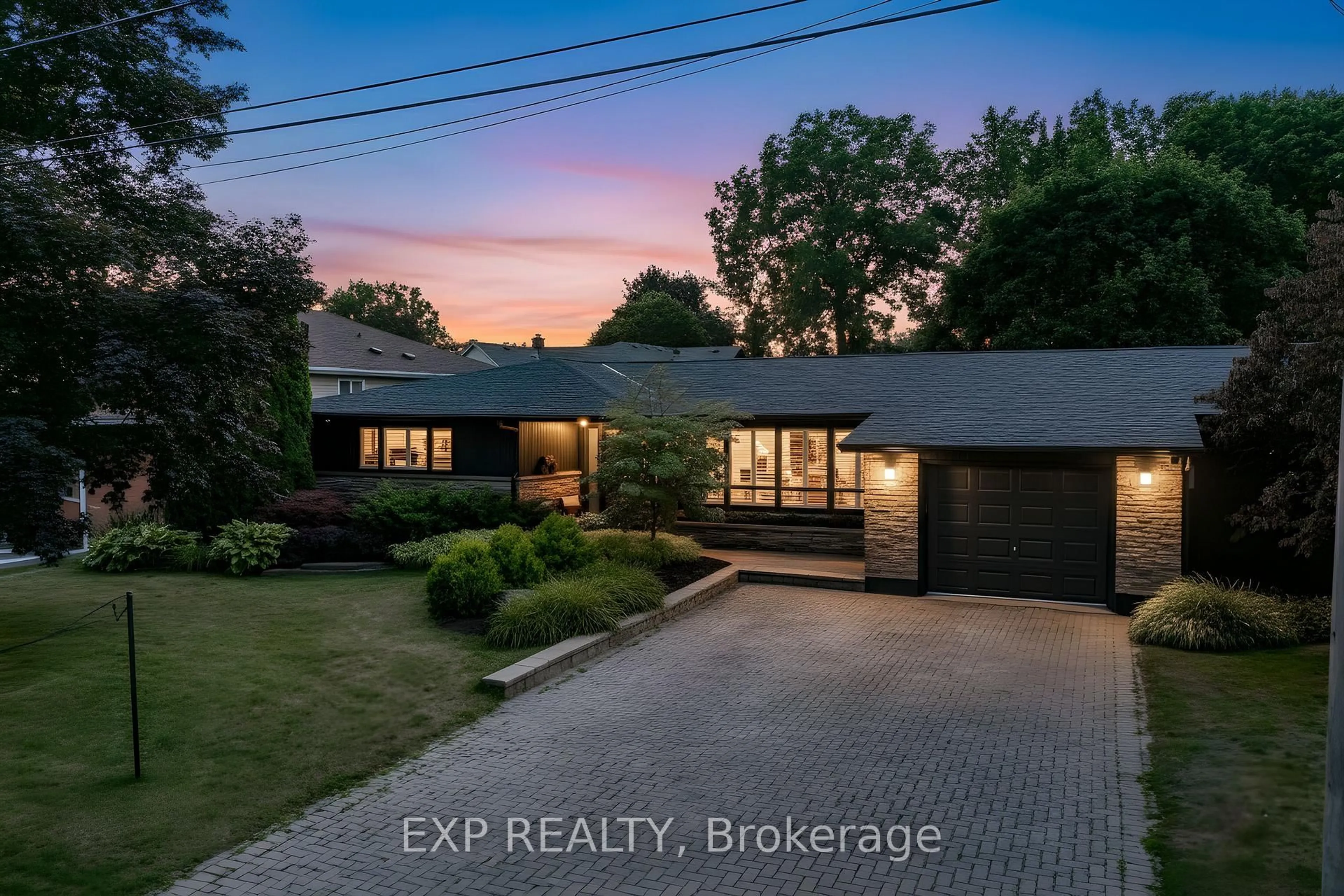 A pic from outside/outdoor area/front of a property/back of a property/a pic from drone, street for 6244 Russell St, Niagara Falls Ontario L2J 1P1