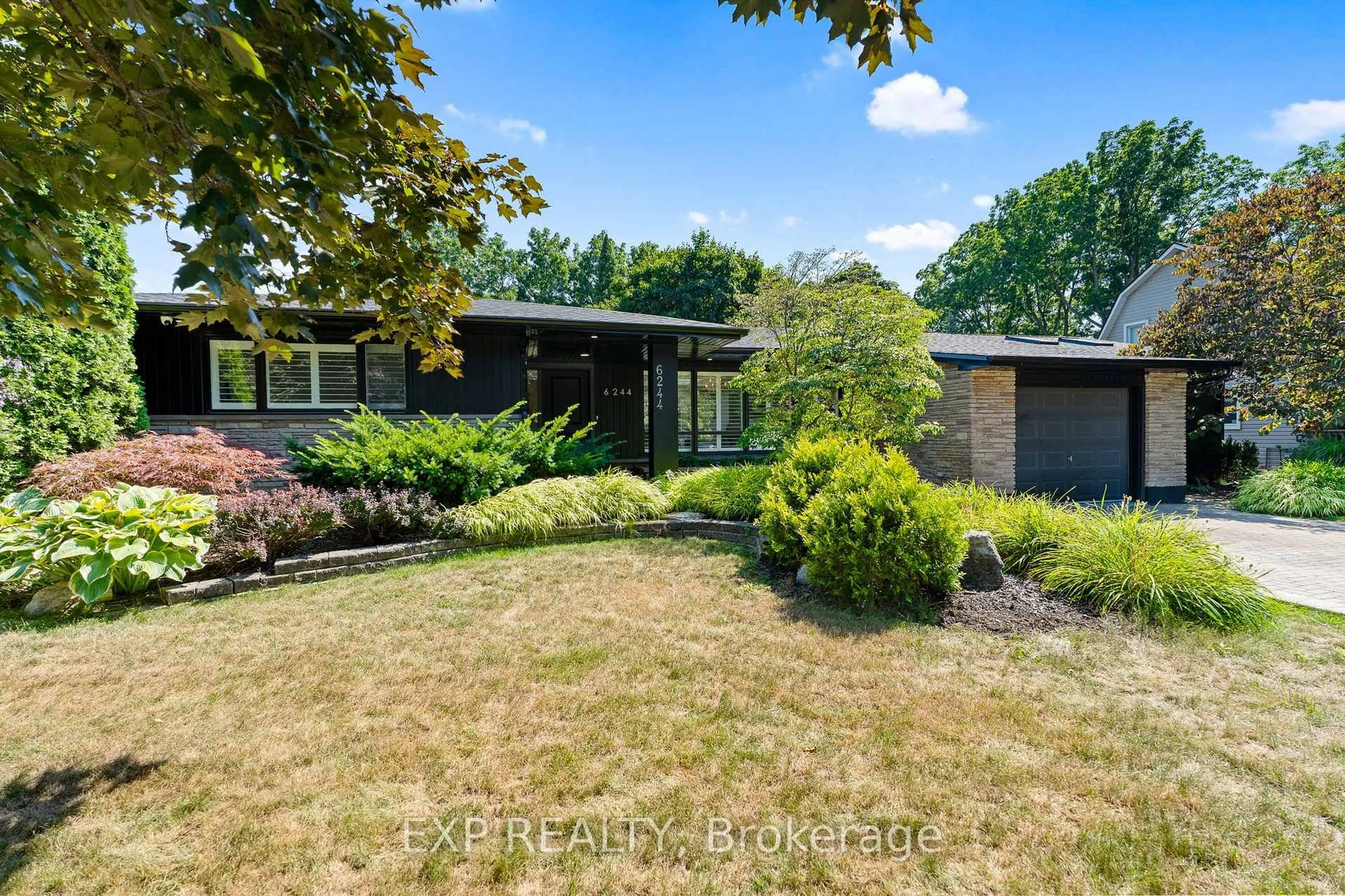 A pic from outside/outdoor area/front of a property/back of a property/a pic from drone, street for 6244 Russell St, Niagara Falls Ontario L2J 1P1