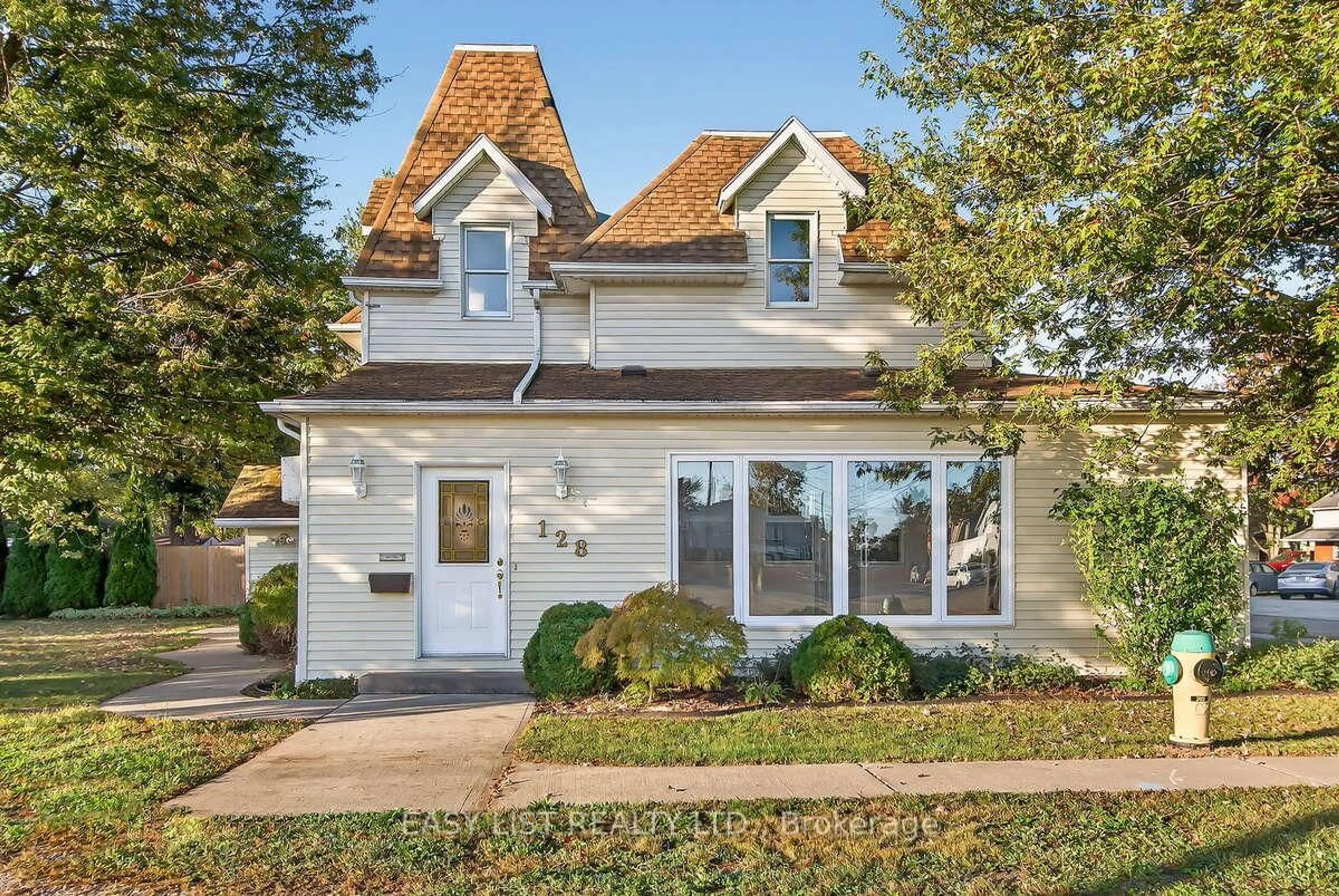 Home with vinyl exterior material, street for 128 Albert St, Essex Ontario N8M 2E3