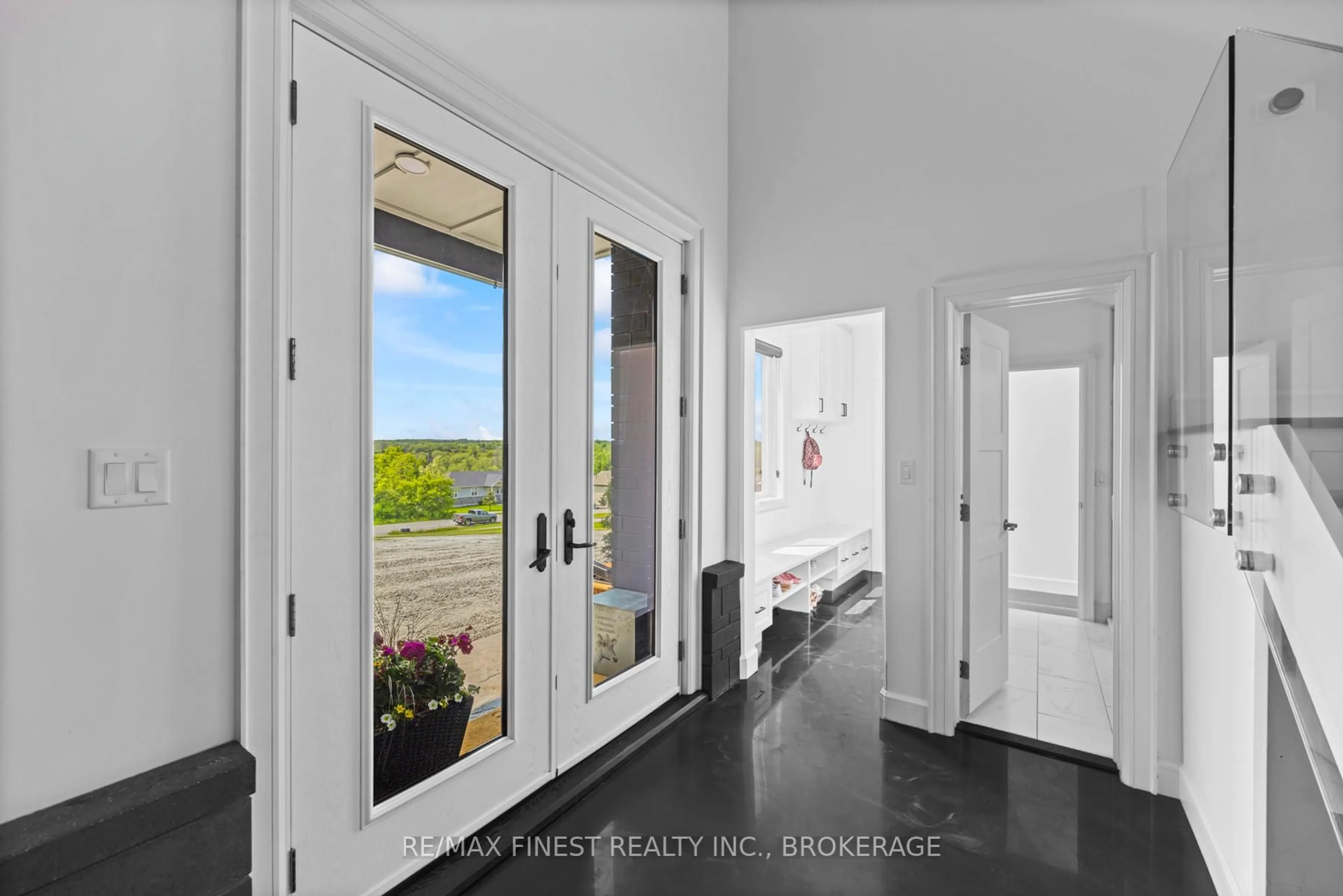 Indoor entryway for 181 Morgan Dr, Sydenham Ontario K0H 2T0