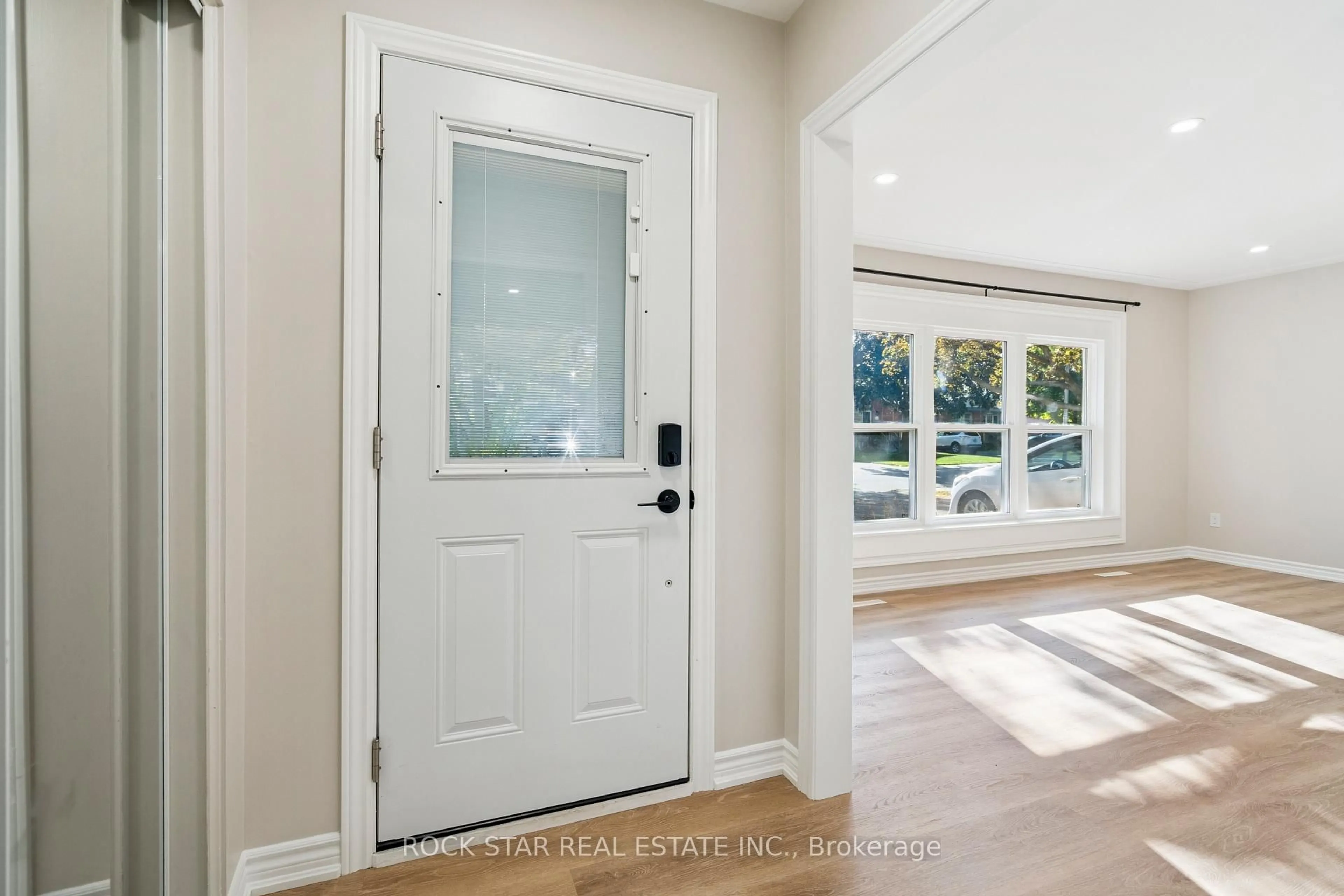Indoor entryway for 10 Sycamore St, Hamilton Ontario L8T 3N7