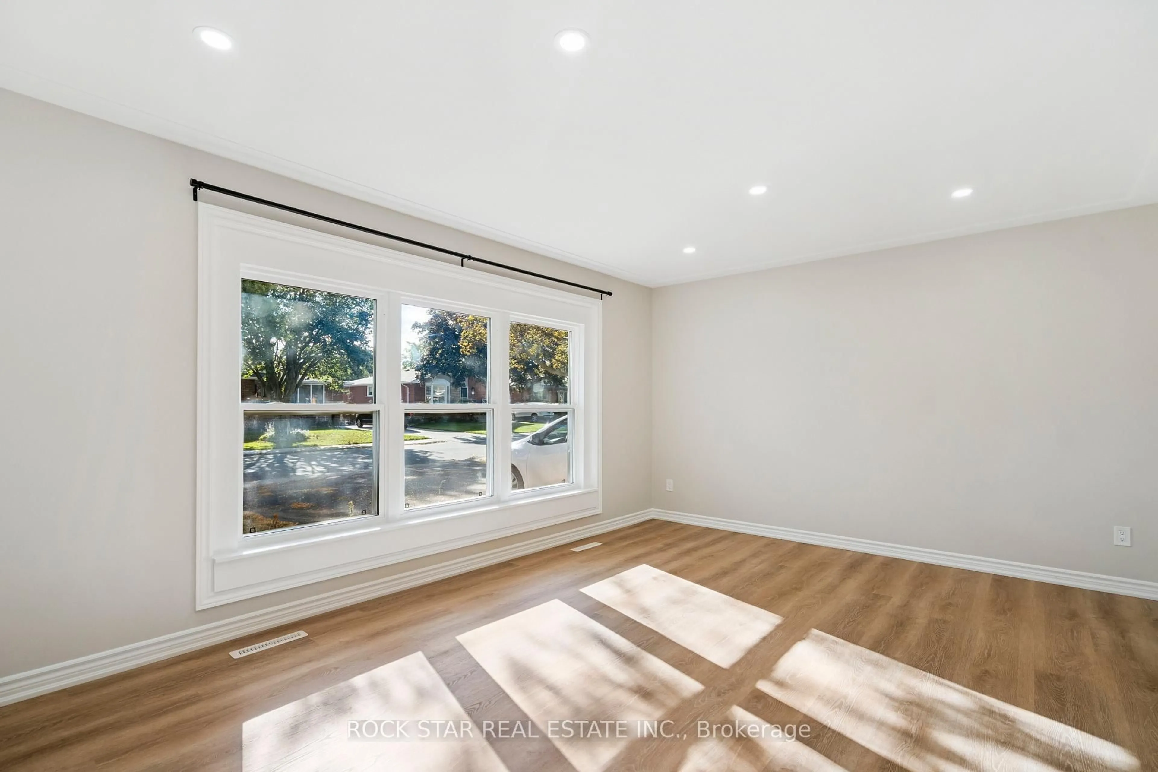 A pic of a room for 10 Sycamore St, Hamilton Ontario L8T 3N7