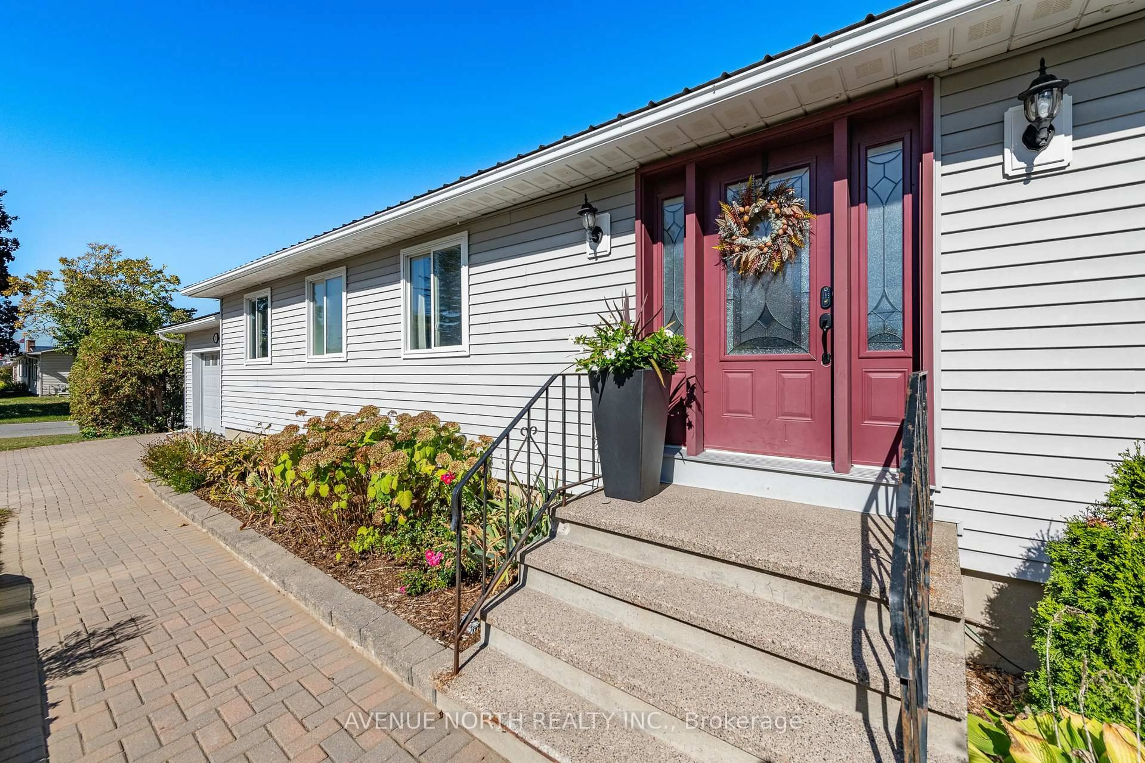 Home with vinyl exterior material, street for 515 LYDIA St, North Grenville Ontario K0G 1J0