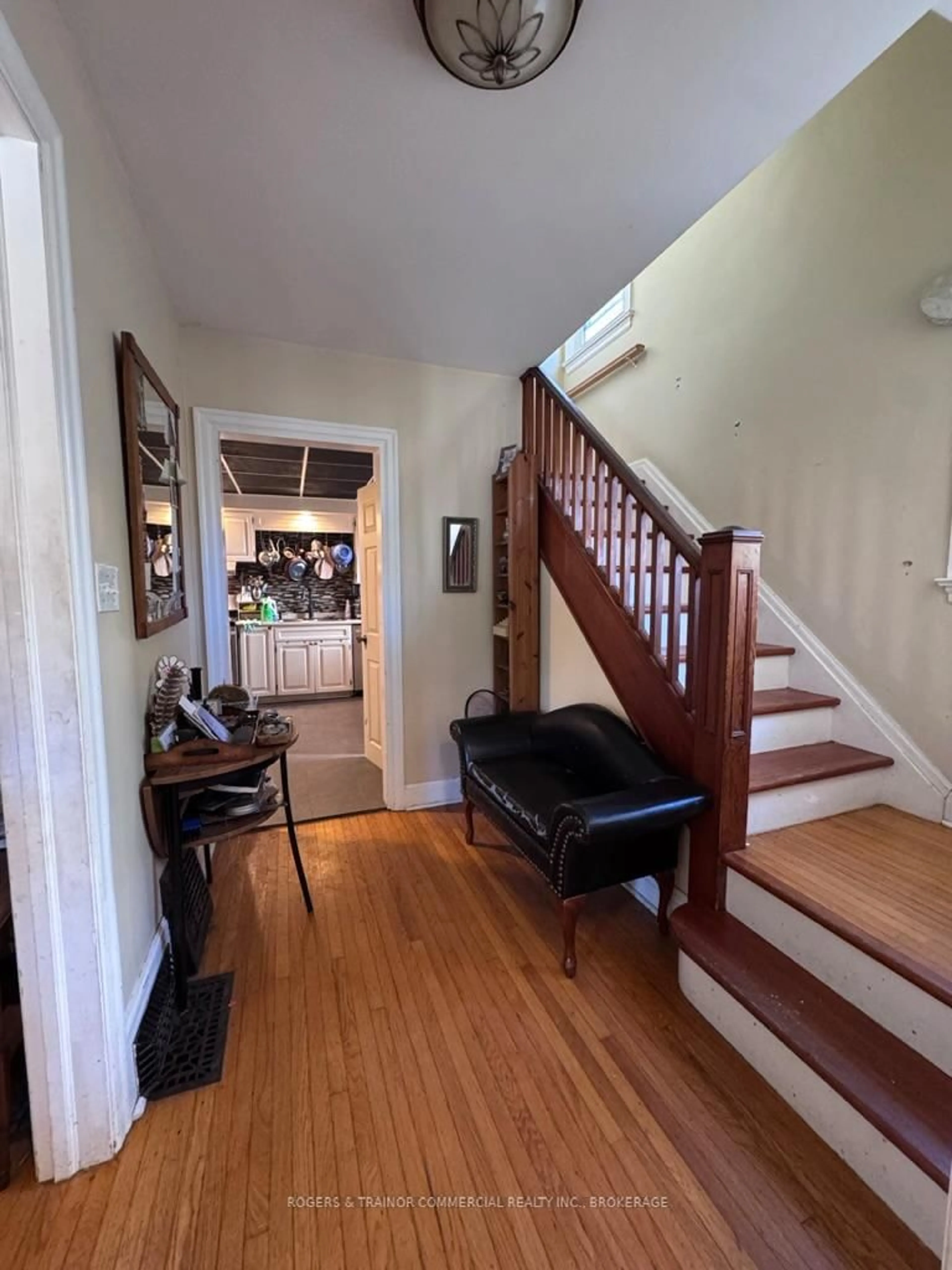 Indoor foyer for 184 Regent St, Kingston Ontario K7L 4K3