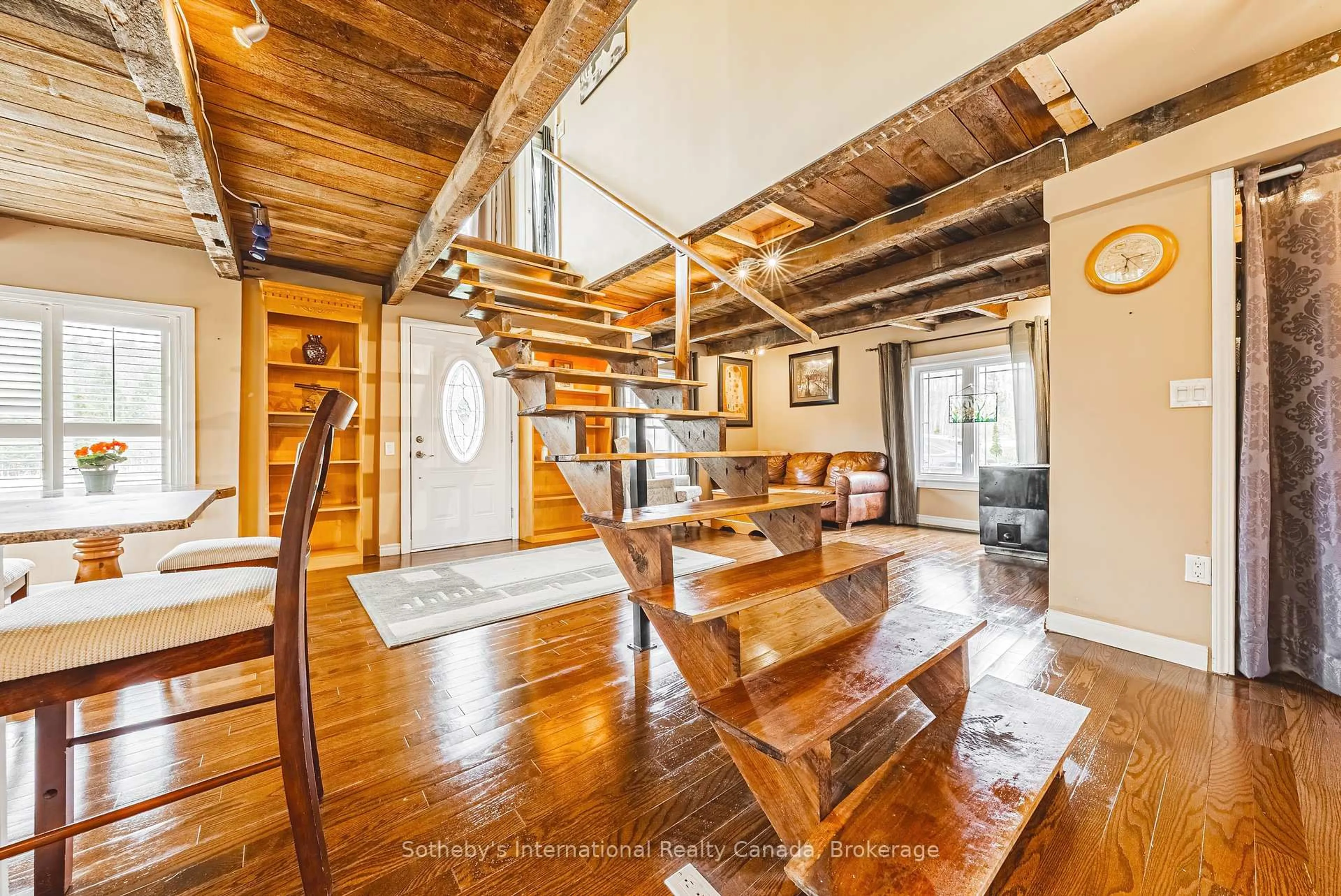 Indoor foyer for 1680 Old Brock St, Norfolk Ontario N0E 1W0