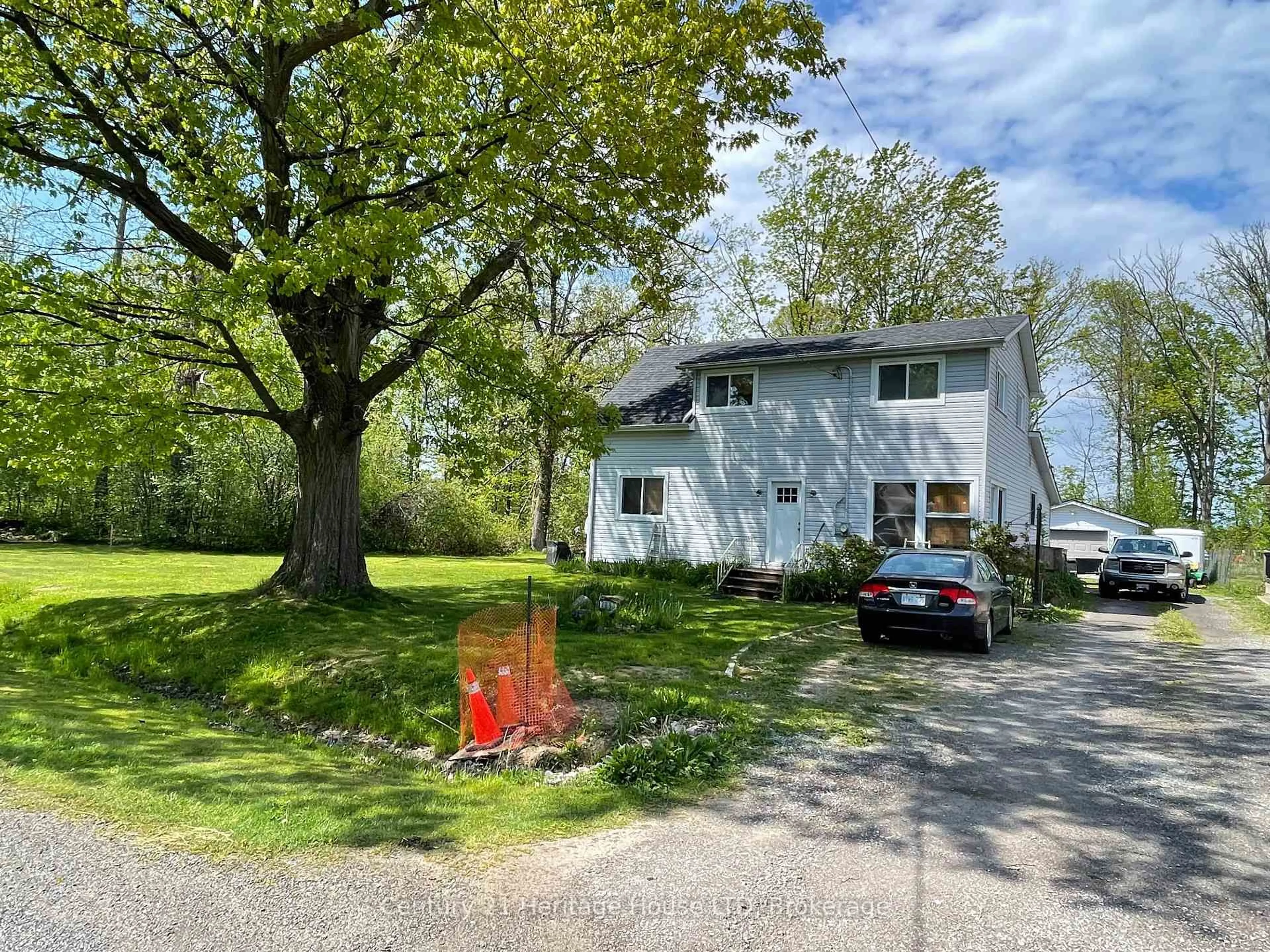 A pic from outside/outdoor area/front of a property/back of a property/a pic from drone, street for 3250 GROVE Ave, Fort Erie Ontario L0S 1N0