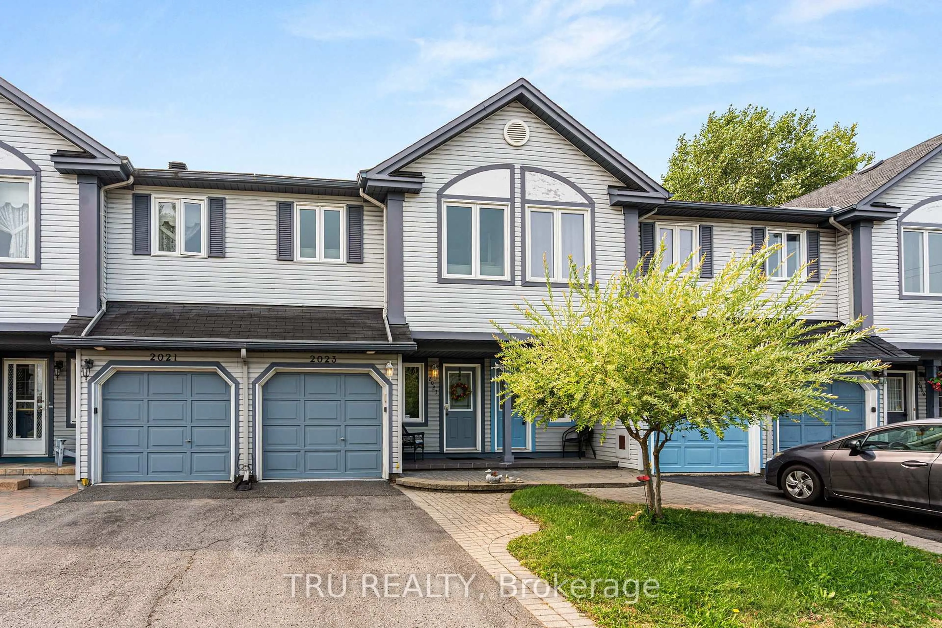 Home with vinyl exterior material, street for 2023 Avenue O, Ottawa Ontario K1G 0B1
