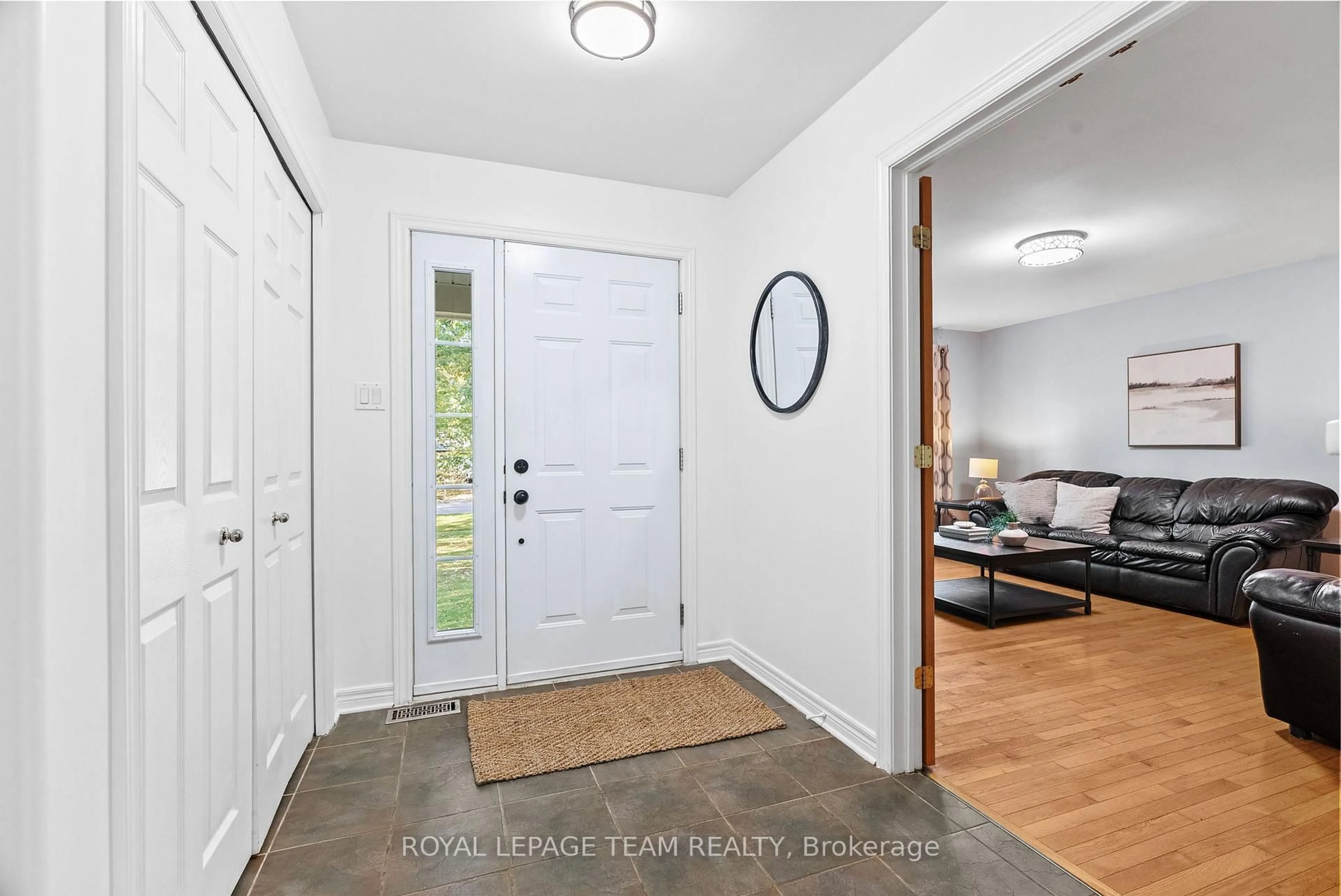 Indoor entryway for 3309 Wild Cherry Dr, Osgoode Ontario K0A 2W0