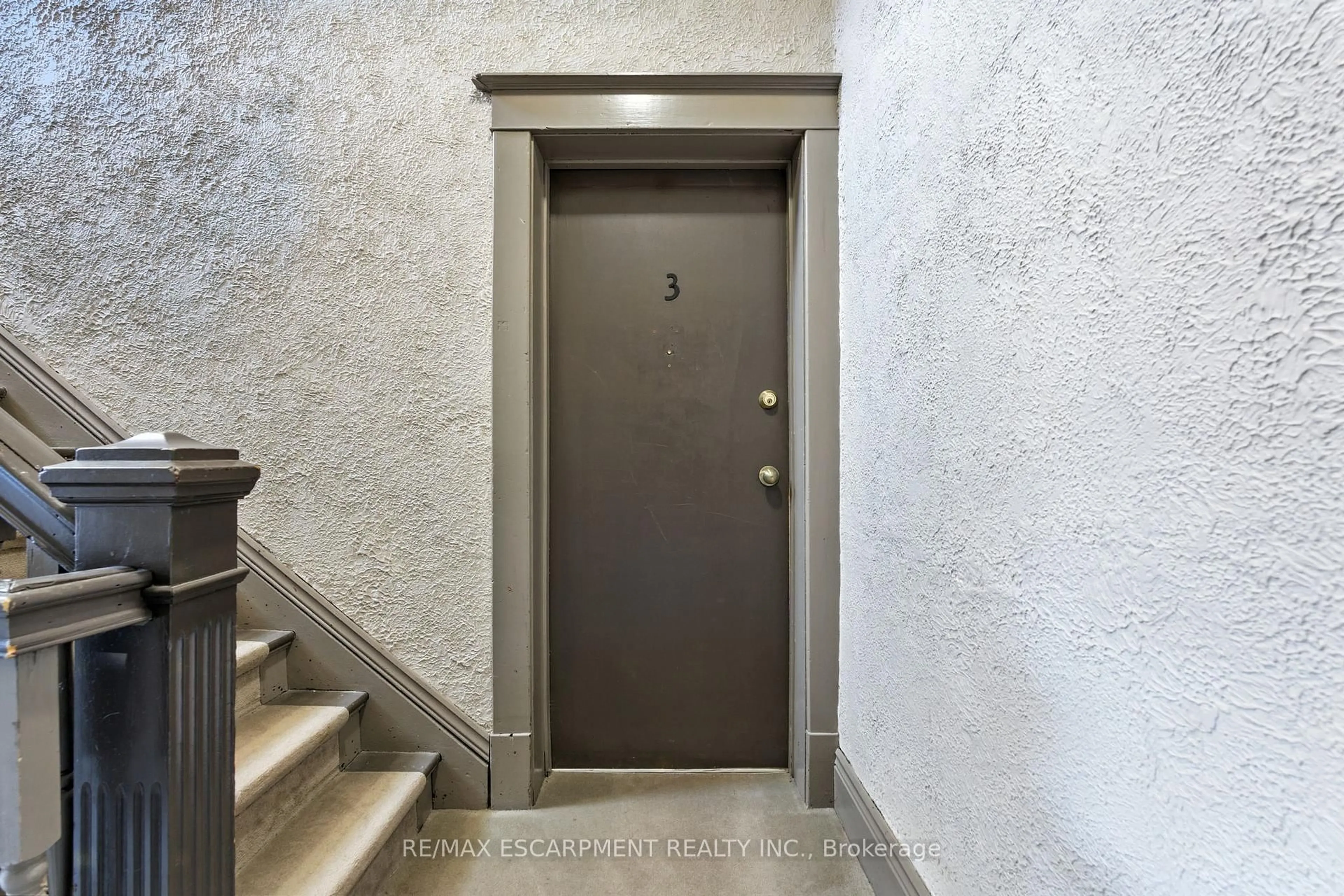 Indoor entryway for 54 Dufferin Ave #3, Brantford Ontario N3T 4P5
