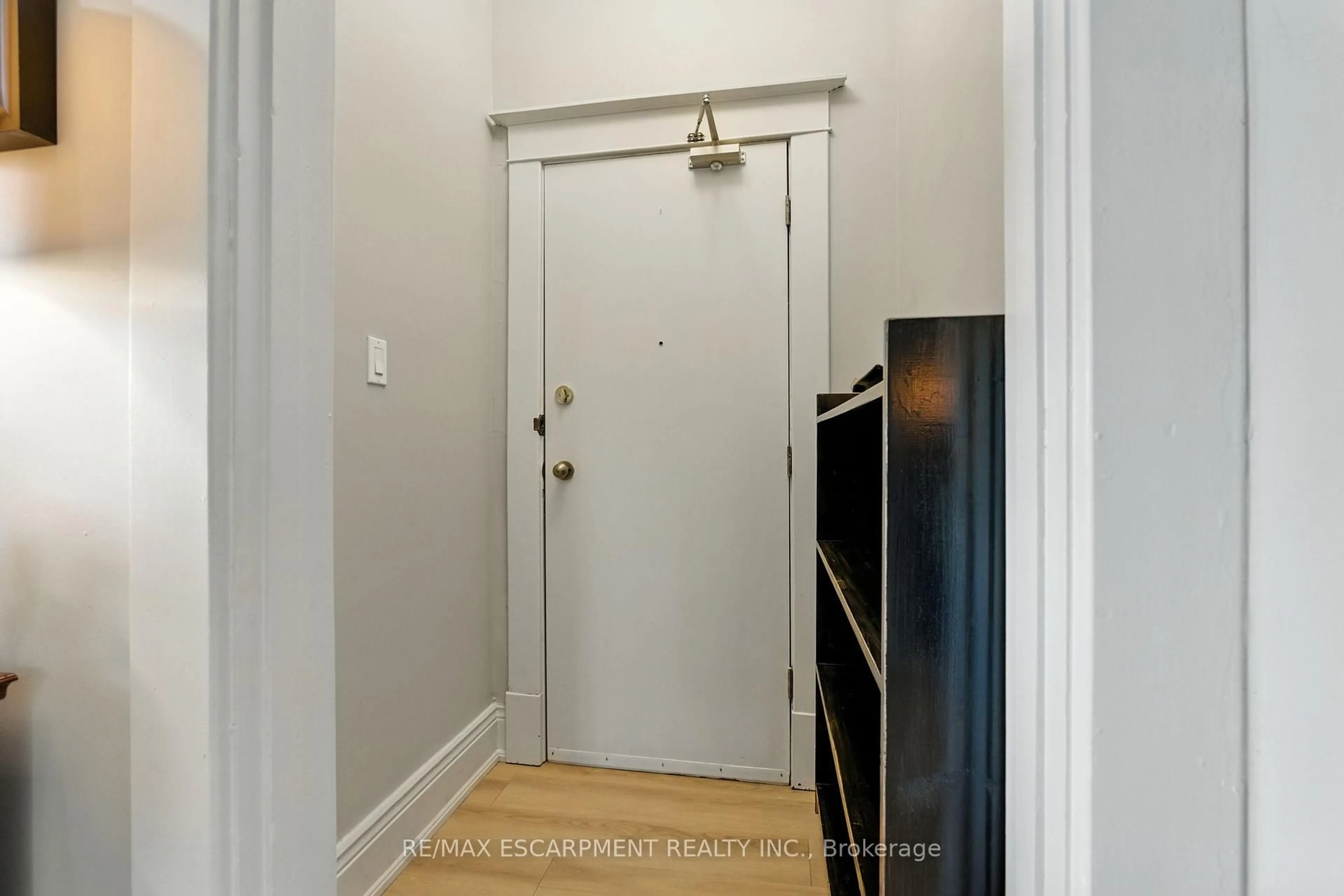Indoor entryway for 54 Dufferin Ave #3, Brantford Ontario N3T 4P5