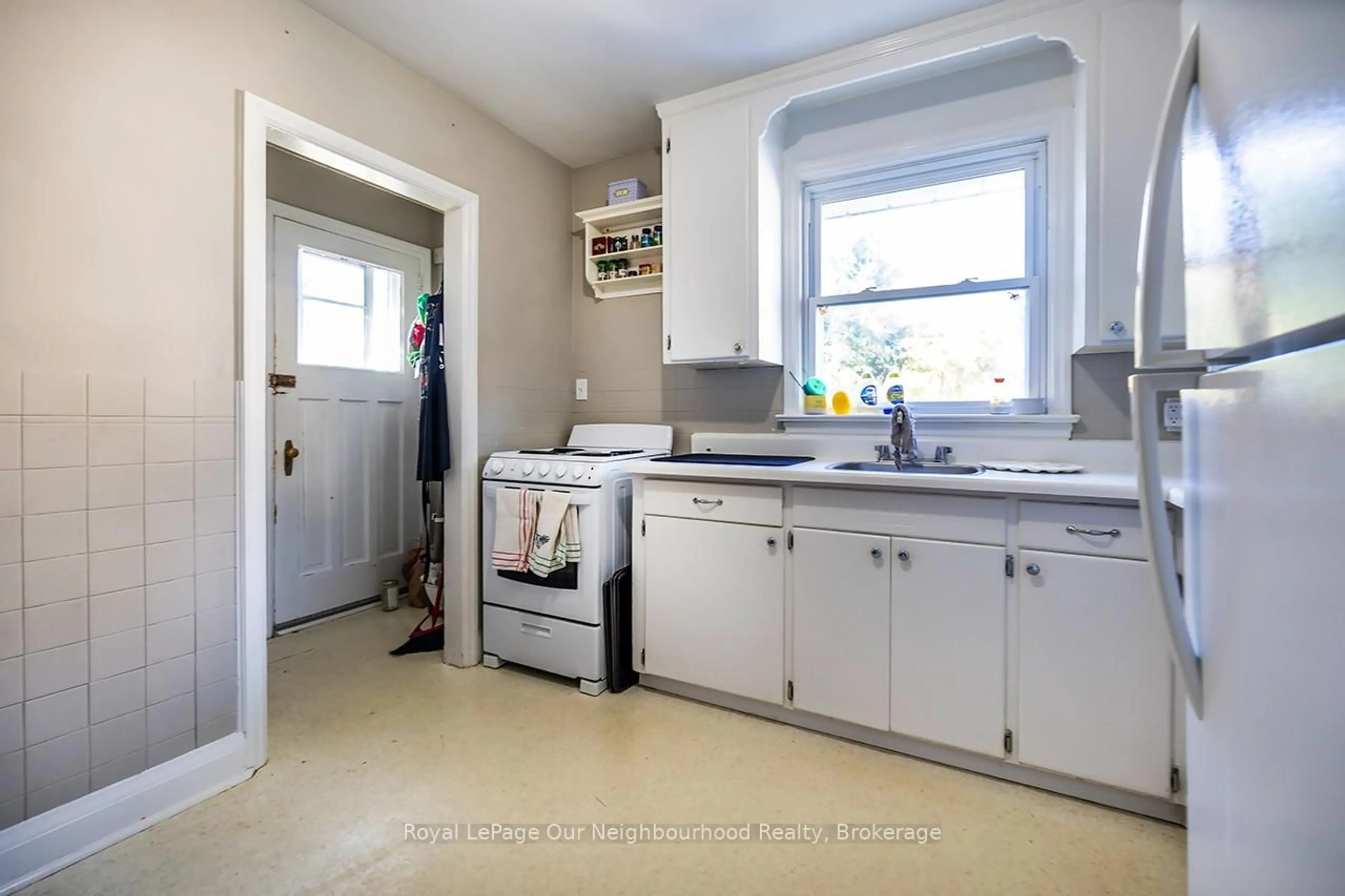 Standard kitchen, ceramic/tile floor for 531 Shirley St, Cobourg Ontario K9A 2A4