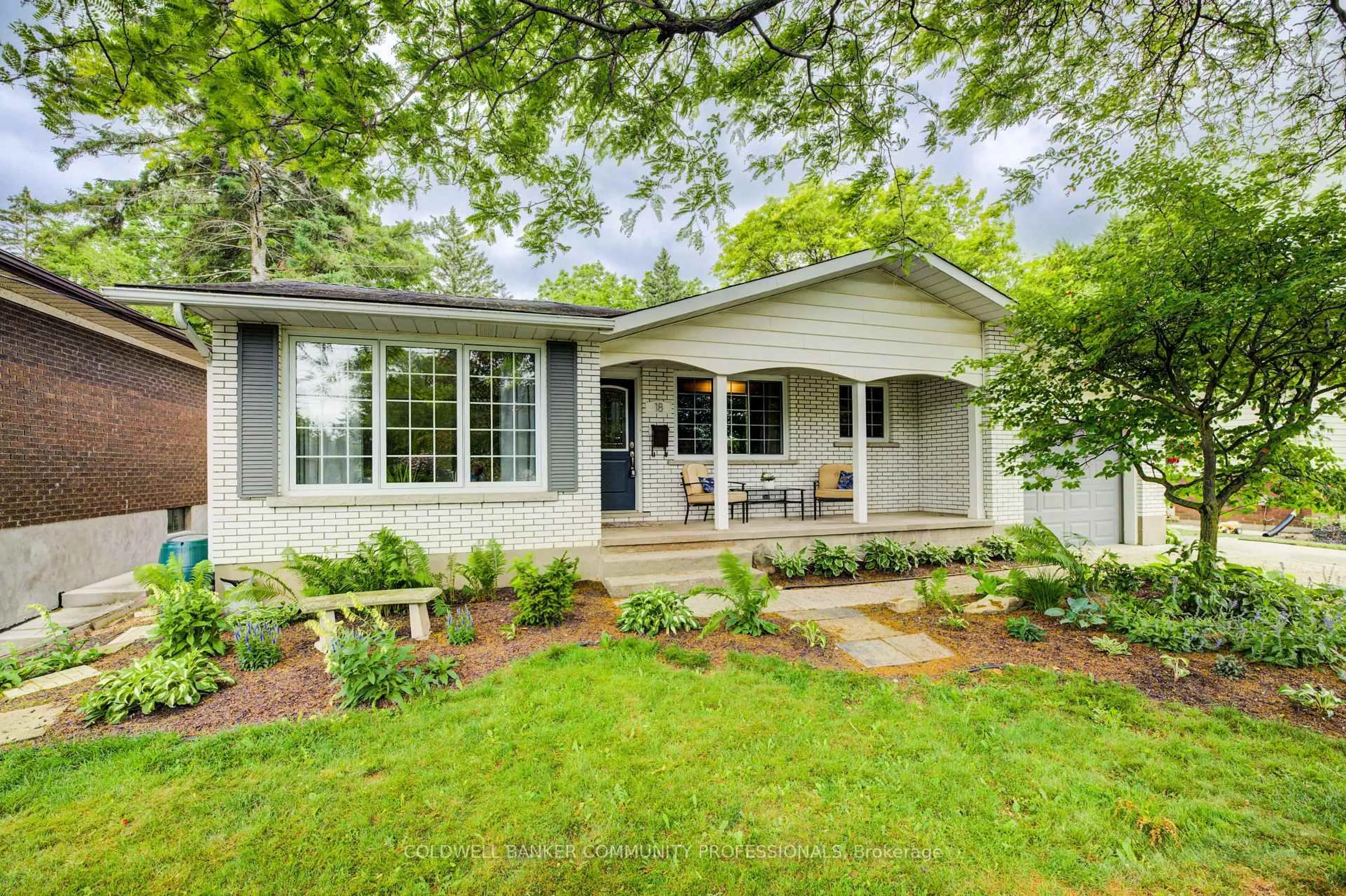 Home with vinyl exterior material, street for 18 Rosemore Rd, St. Catharines Ontario L2S 1A8