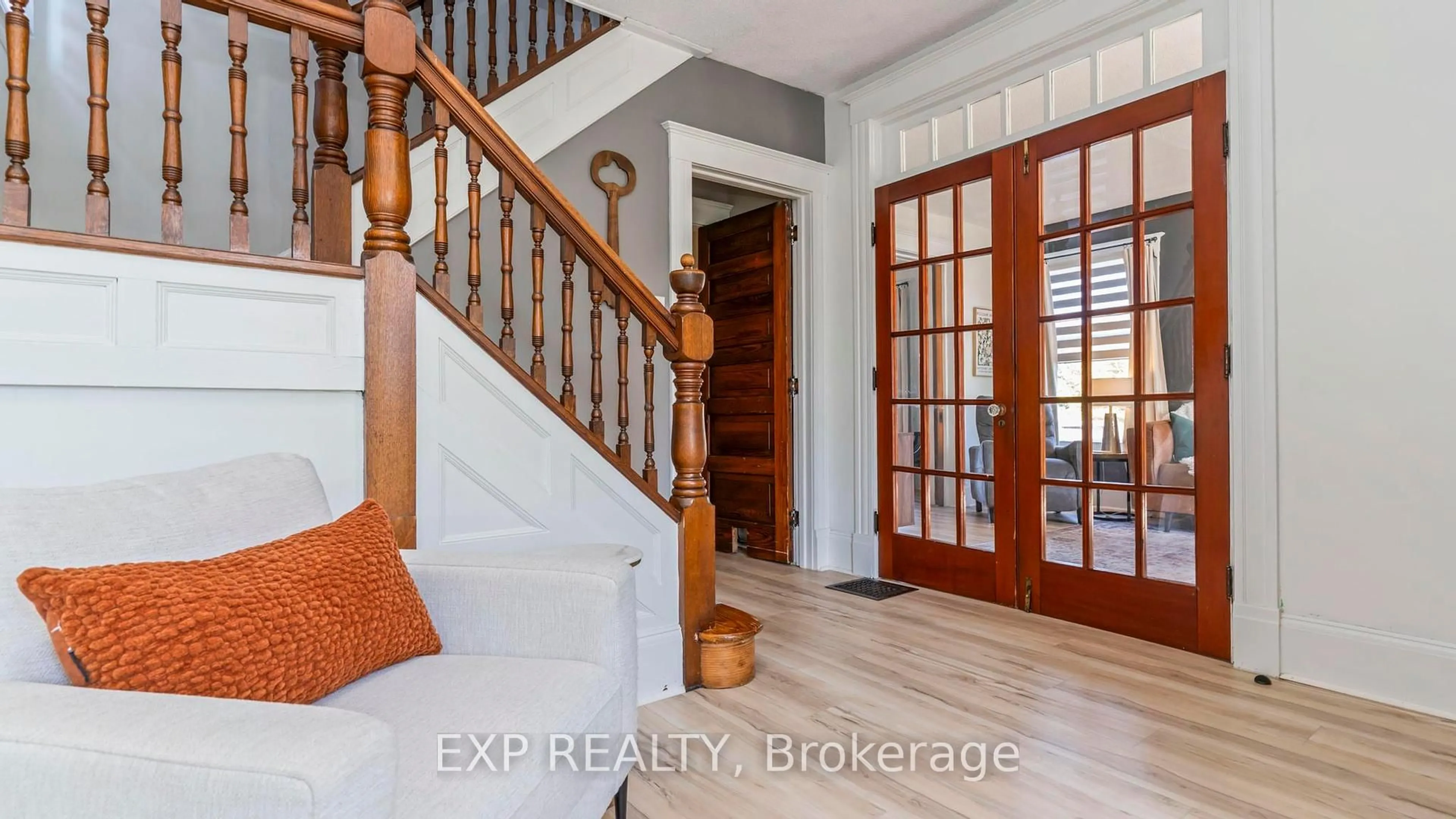 Indoor entryway for 119 Wellington St, St. Thomas Ontario N5R 2R3