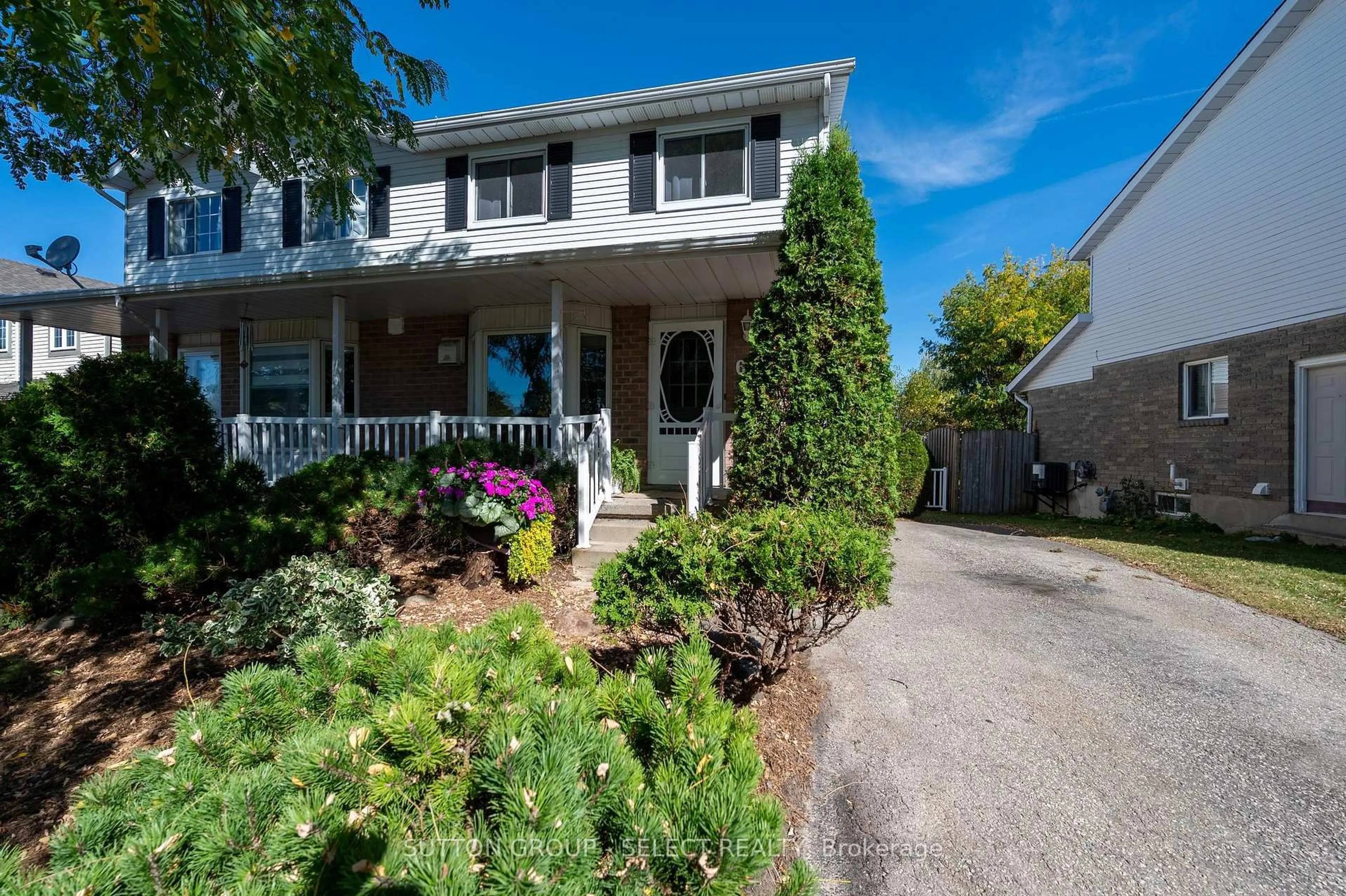 Home with vinyl exterior material, street for 608 Royal Beech Dr #B, Waterloo Ontario N2T 2K3