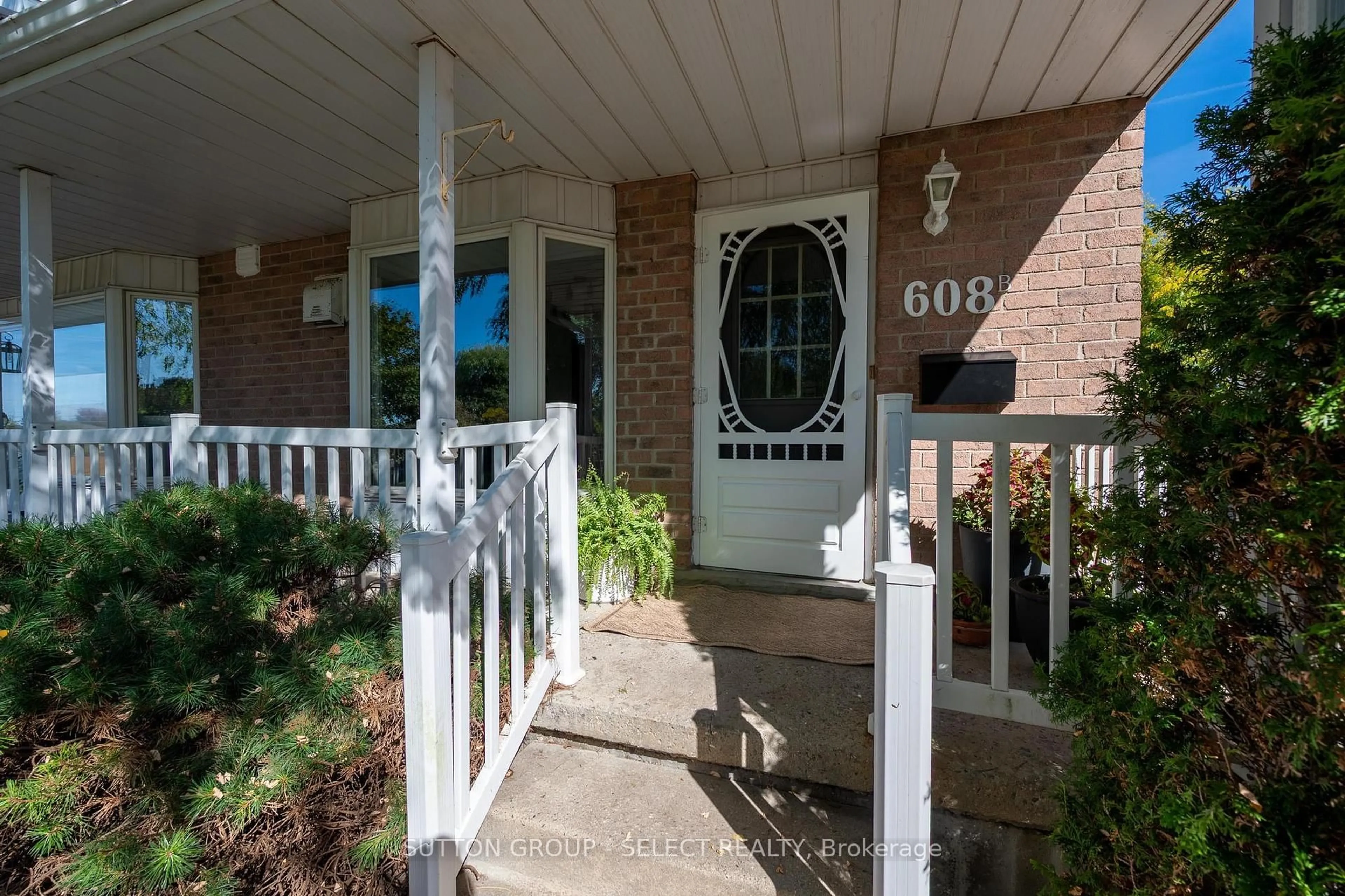 Indoor entryway for 608 Royal Beech Dr #B, Waterloo Ontario N2T 2K3