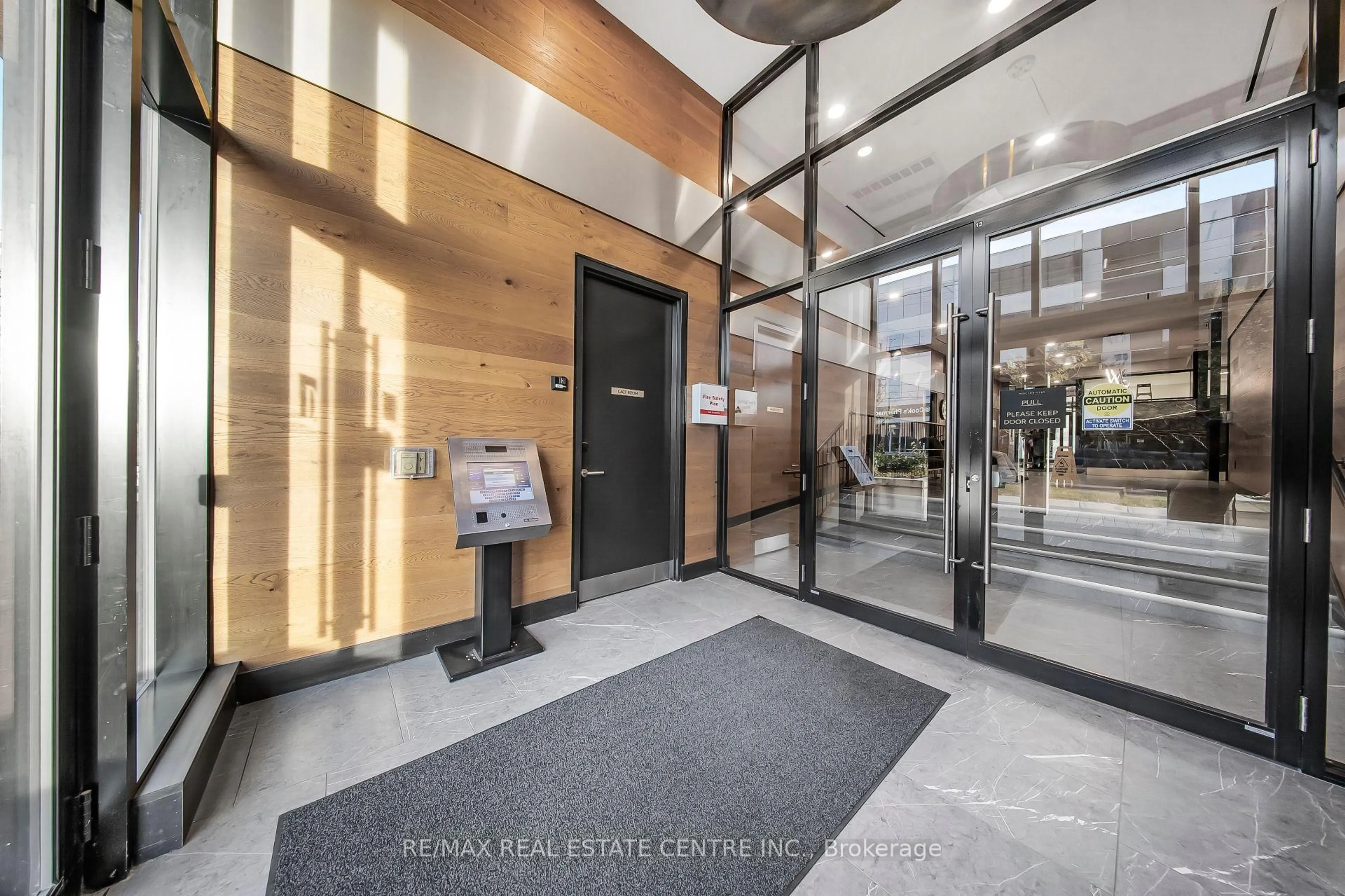 Indoor foyer for 145 COLUMBIA St #909, Waterloo Ontario N2L 0K7