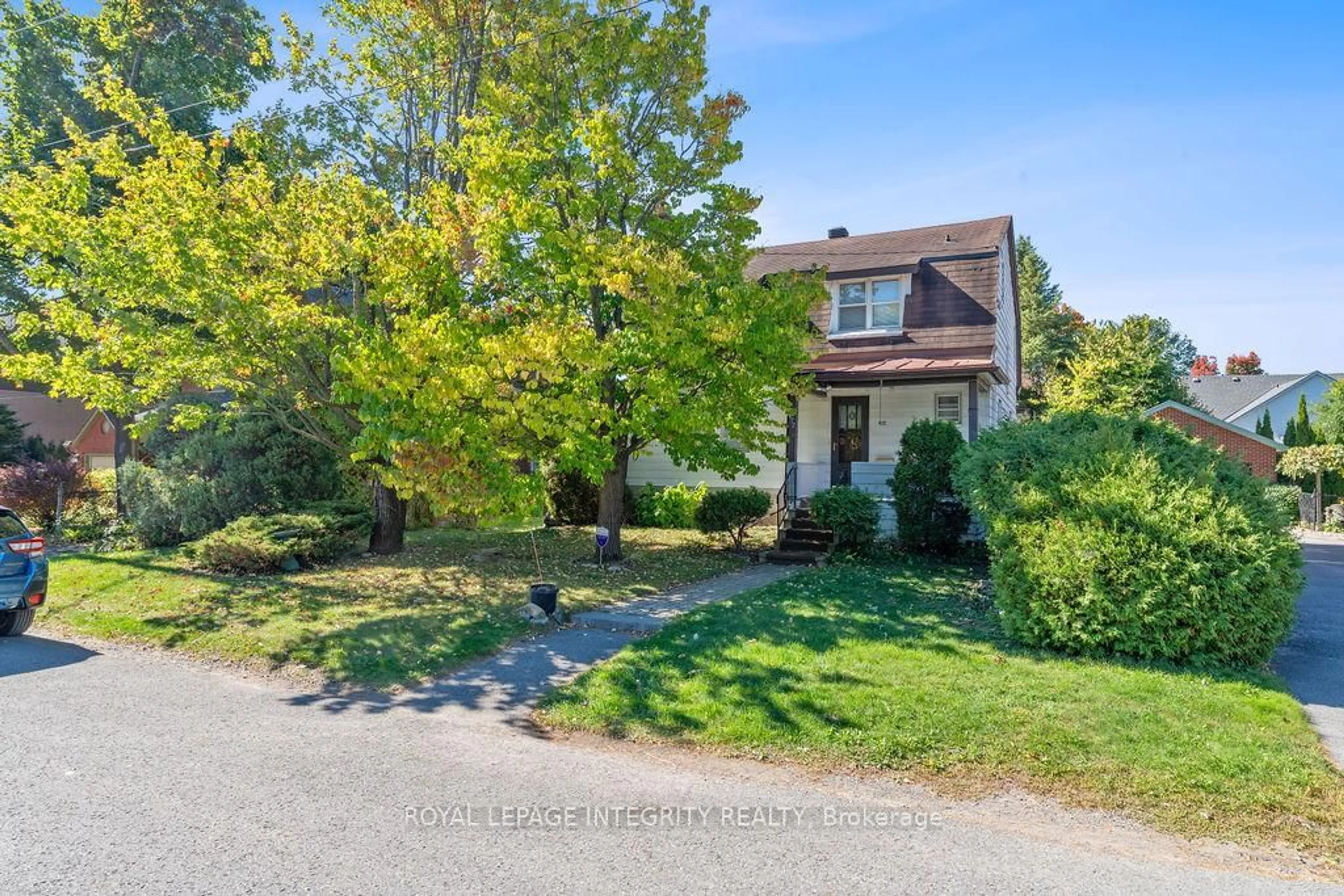 A pic from outside/outdoor area/front of a property/back of a property/a pic from drone, street for 472 Edison Ave, Ottawa Ontario K2A 1T9