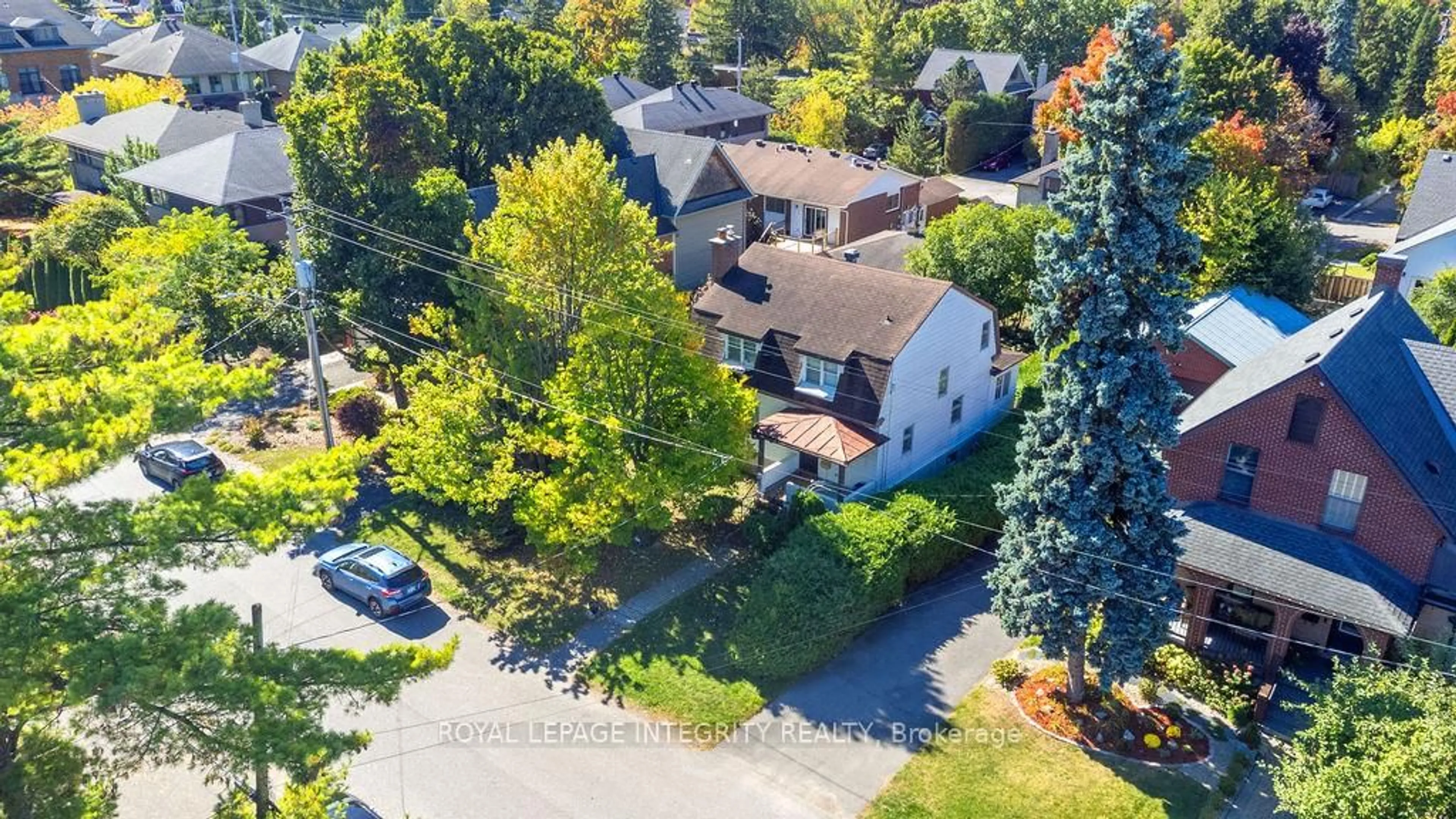 A pic from outside/outdoor area/front of a property/back of a property/a pic from drone, street for 472 Edison Ave, Ottawa Ontario K2A 1T9