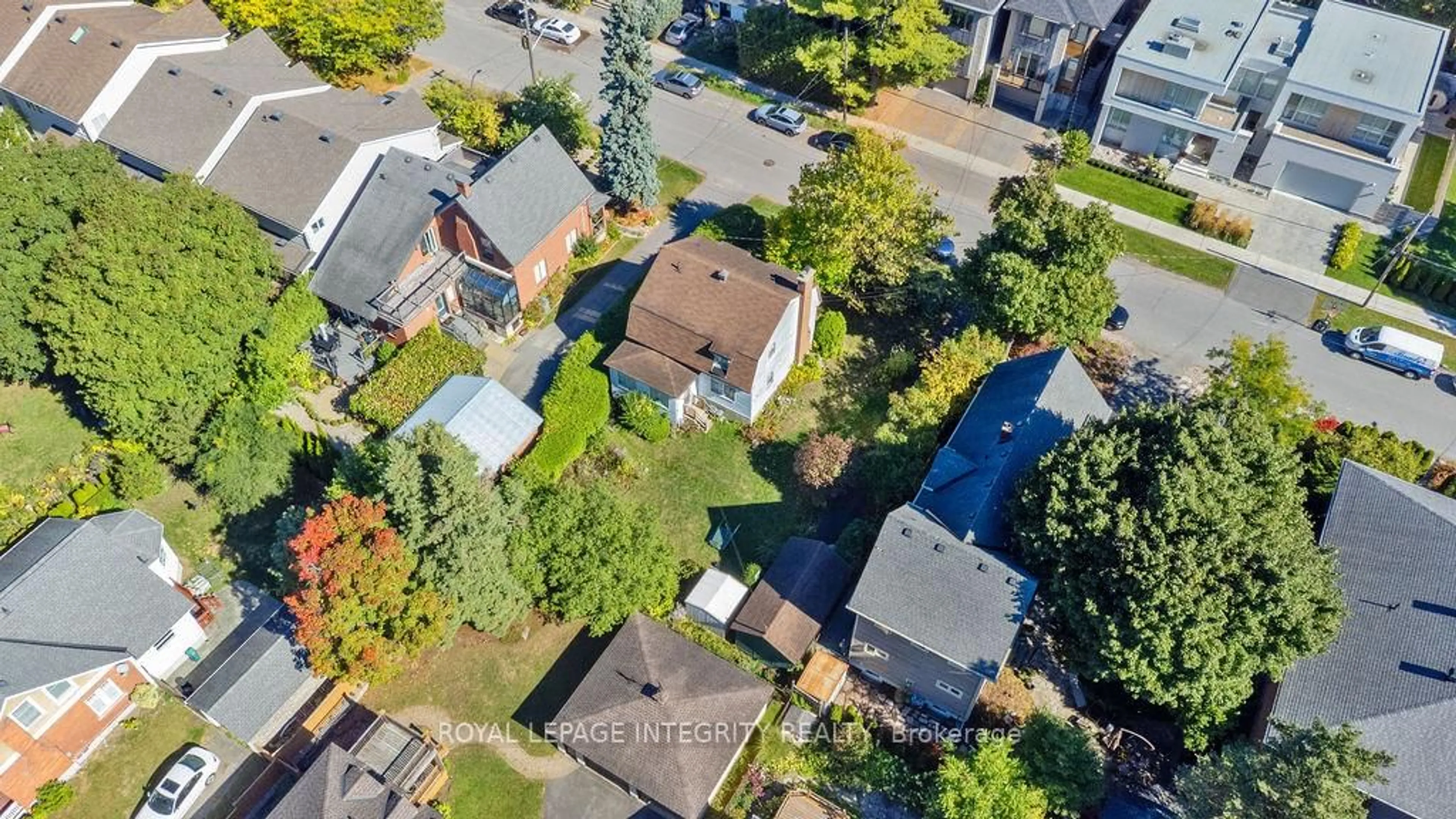 A pic from outside/outdoor area/front of a property/back of a property/a pic from drone, street for 472 Edison Ave, Ottawa Ontario K2A 1T9