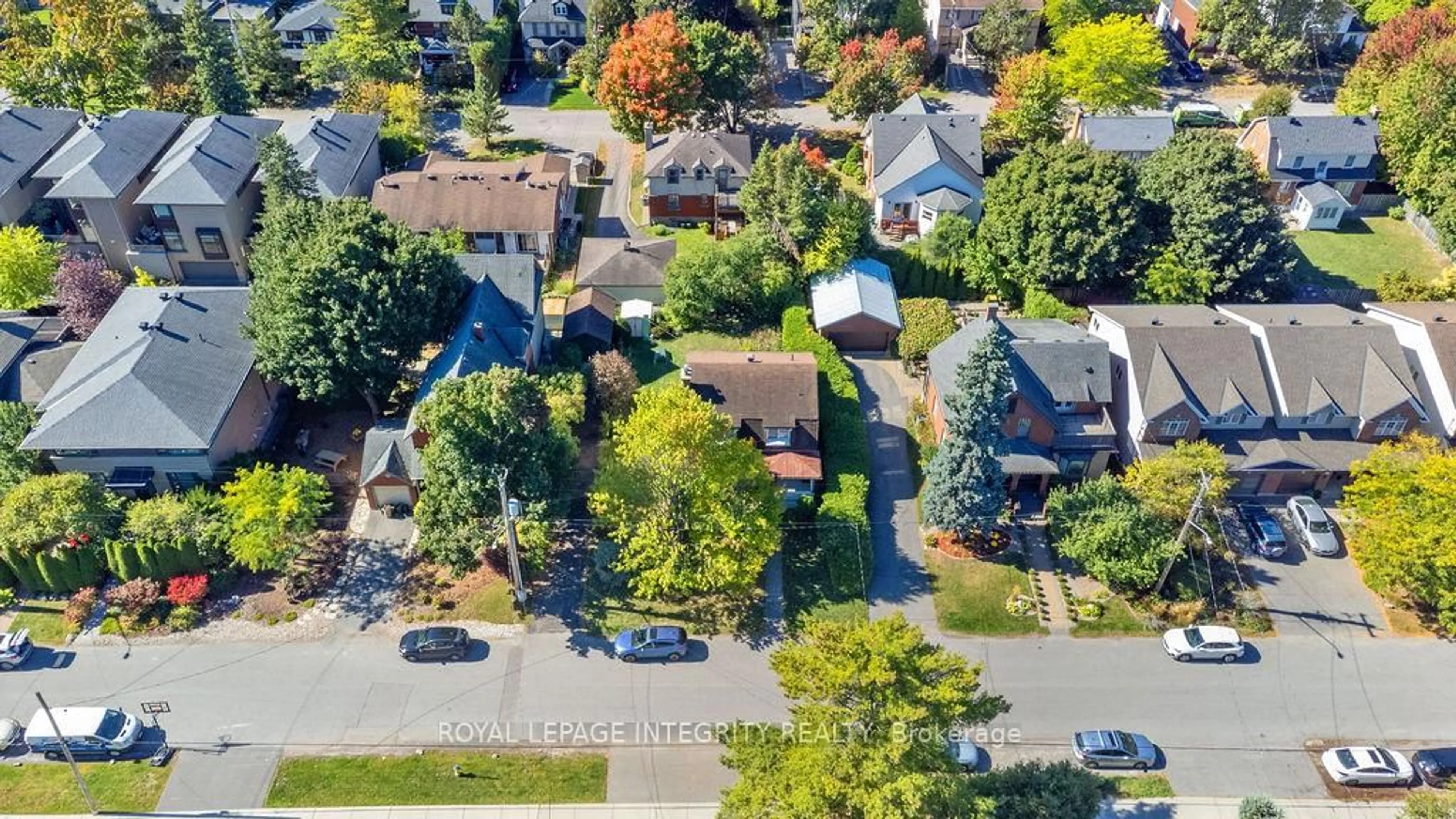 A pic from outside/outdoor area/front of a property/back of a property/a pic from drone, street for 472 Edison Ave, Ottawa Ontario K2A 1T9