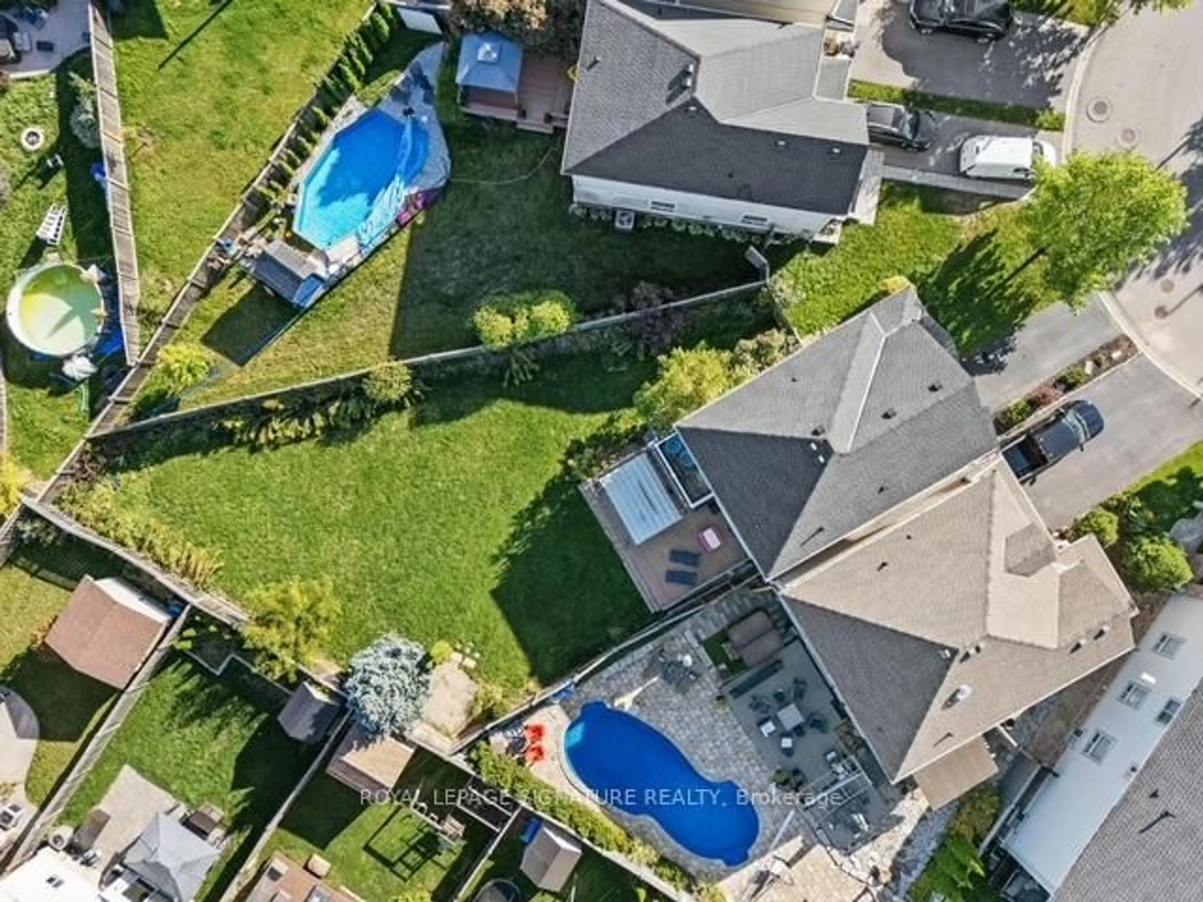 A pic from outside/outdoor area/front of a property/back of a property/a pic from drone, unknown for 35 Fiddlehead Cres, Hamilton Ontario L8B 0X8