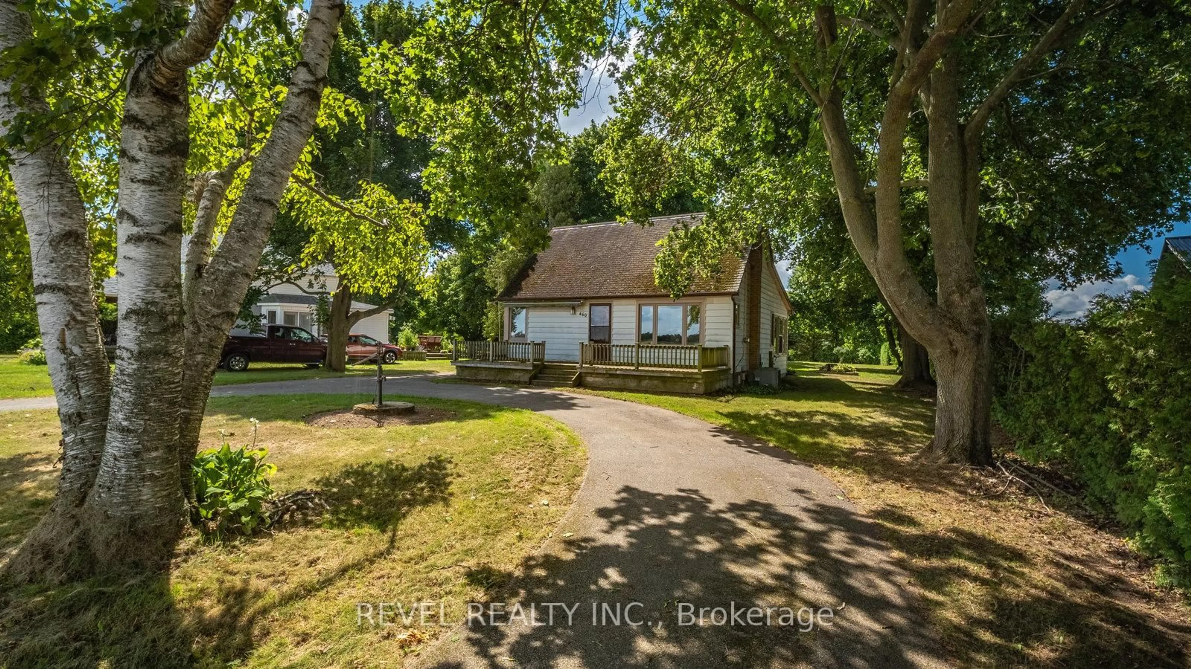 A pic from outside/outdoor area/front of a property/back of a property/a pic from drone, street for 460 Burtch Rd, Brant Ontario N0E 1K0