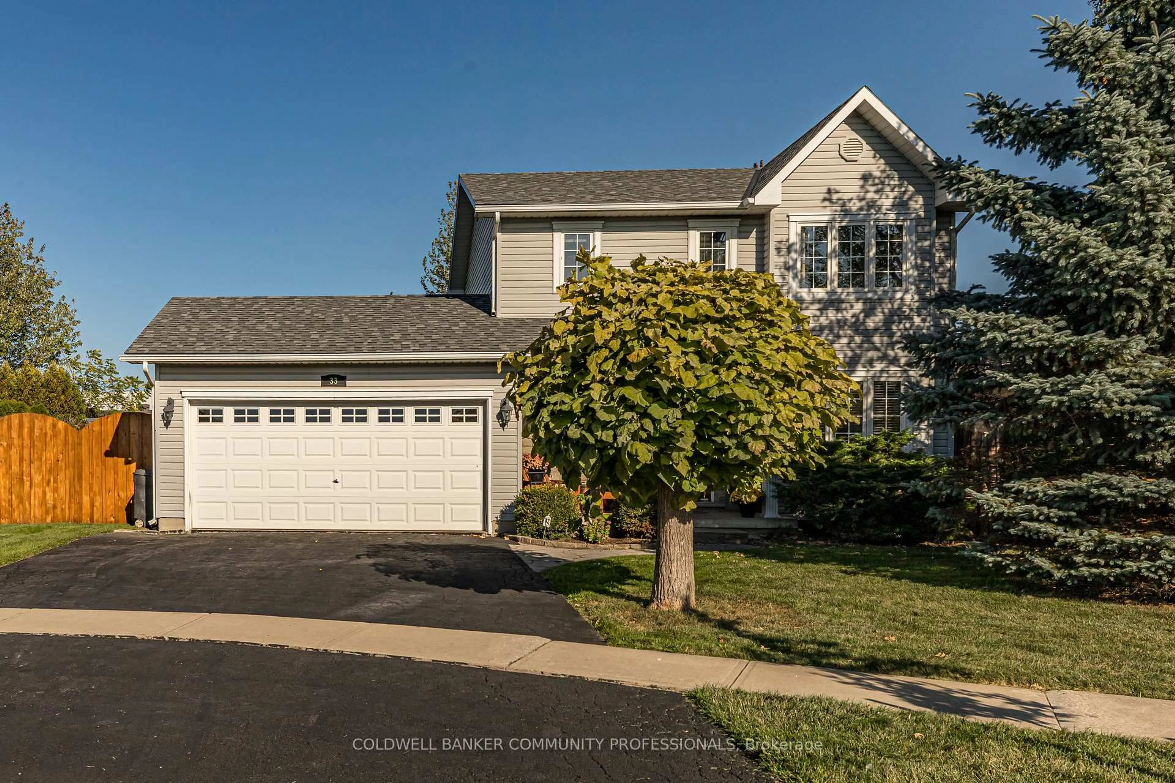 Home with vinyl exterior material, street for 33 Oak Cres, Haldimand Ontario N0A 1H0