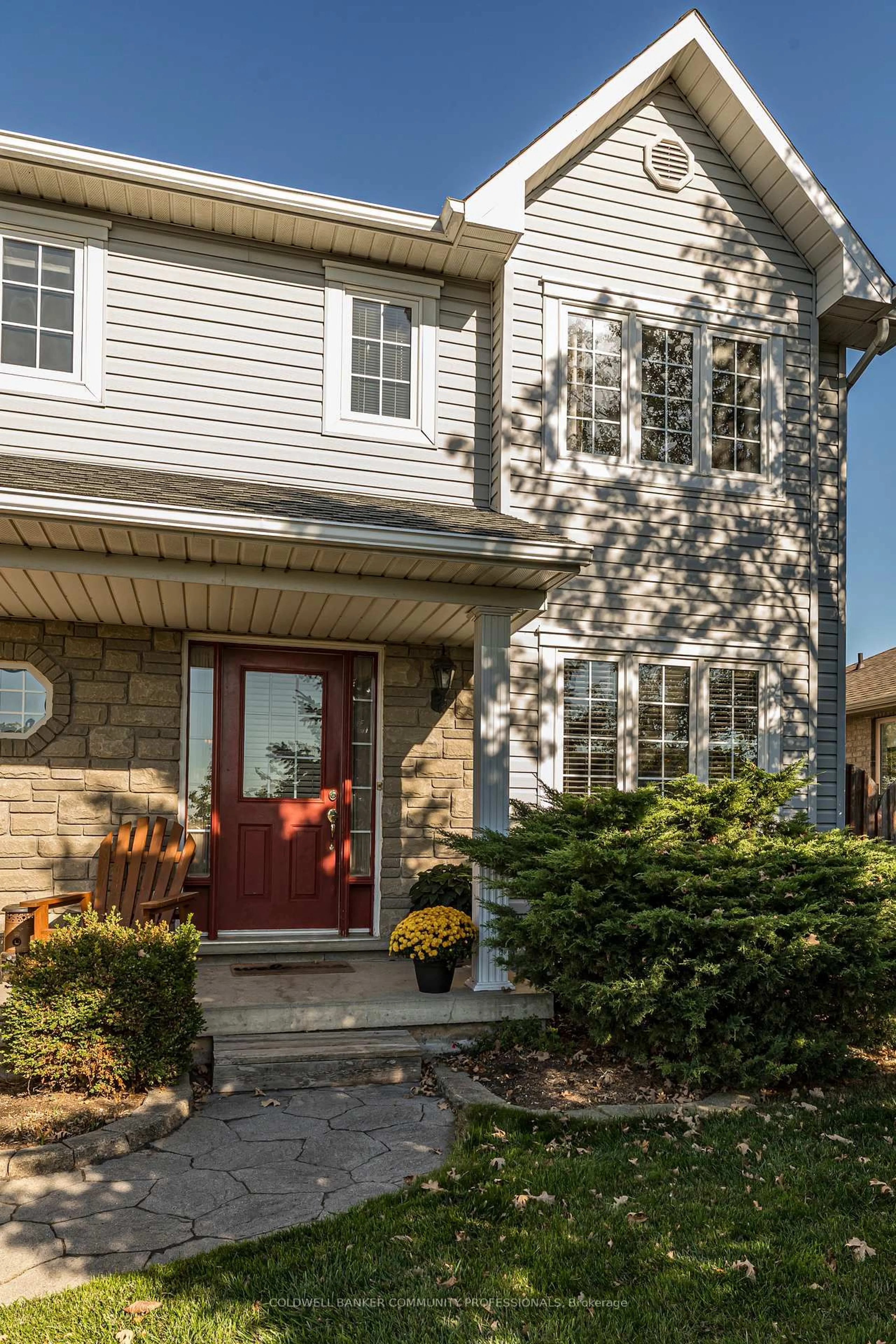 Home with vinyl exterior material, street for 33 Oak Cres, Haldimand Ontario N0A 1H0
