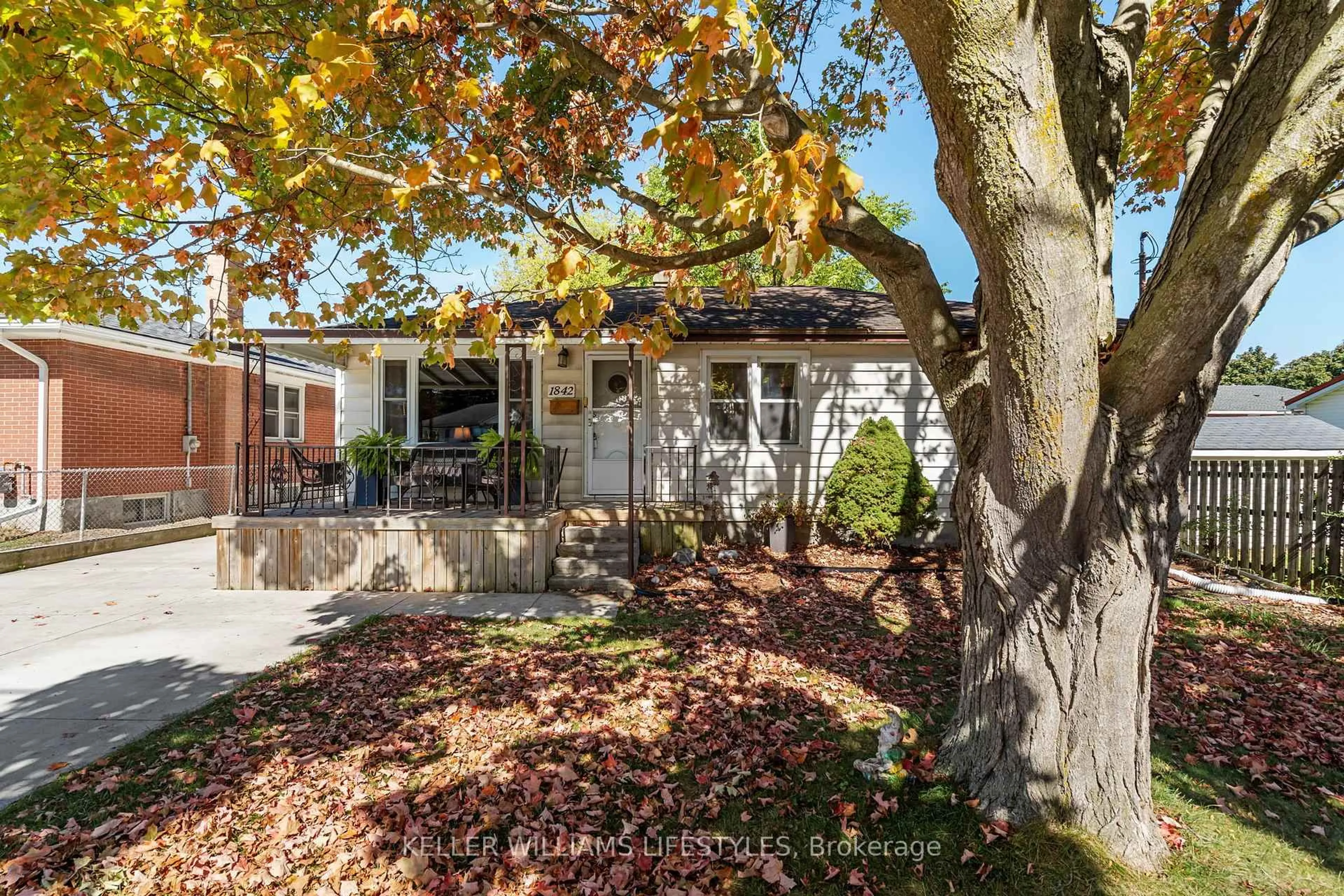 A pic from outside/outdoor area/front of a property/back of a property/a pic from drone, street for 1842 Dumont St, London East Ontario N5W 2S1