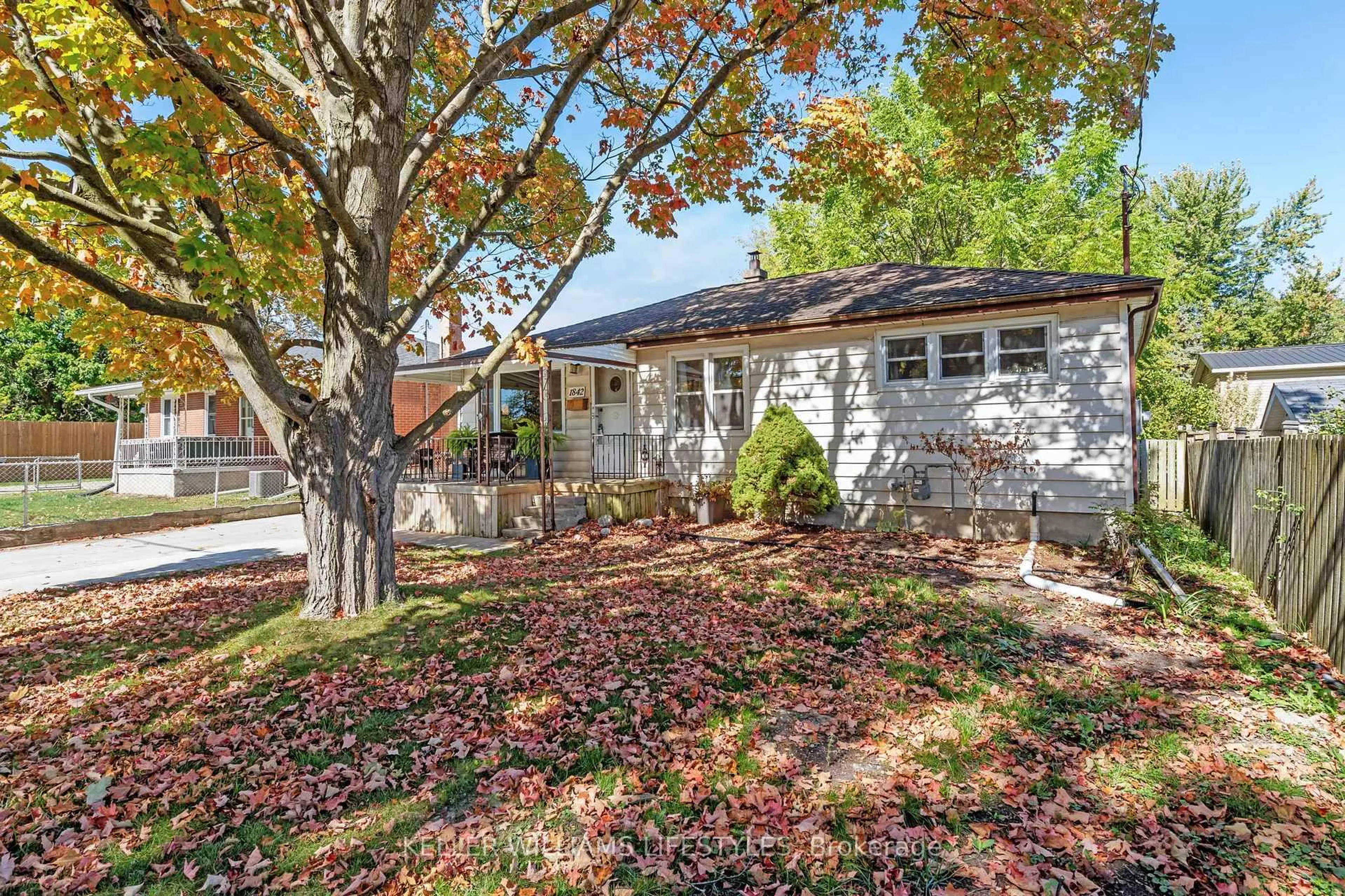 Home with vinyl exterior material, street for 1842 Dumont St, London East Ontario N5W 2S1
