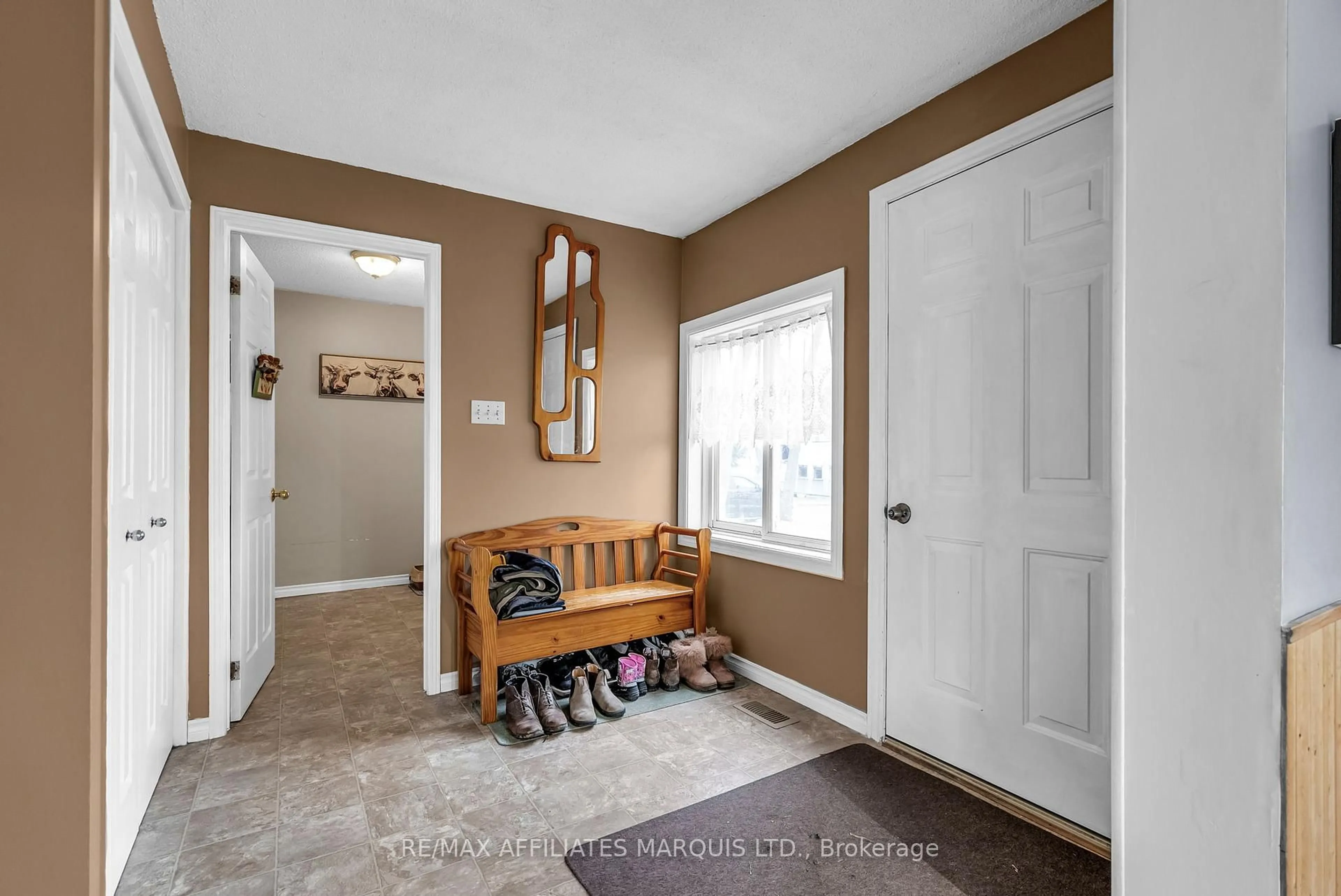 Indoor entryway for 16172 Rush city Rd, North Stormont Ontario K0C 1V0