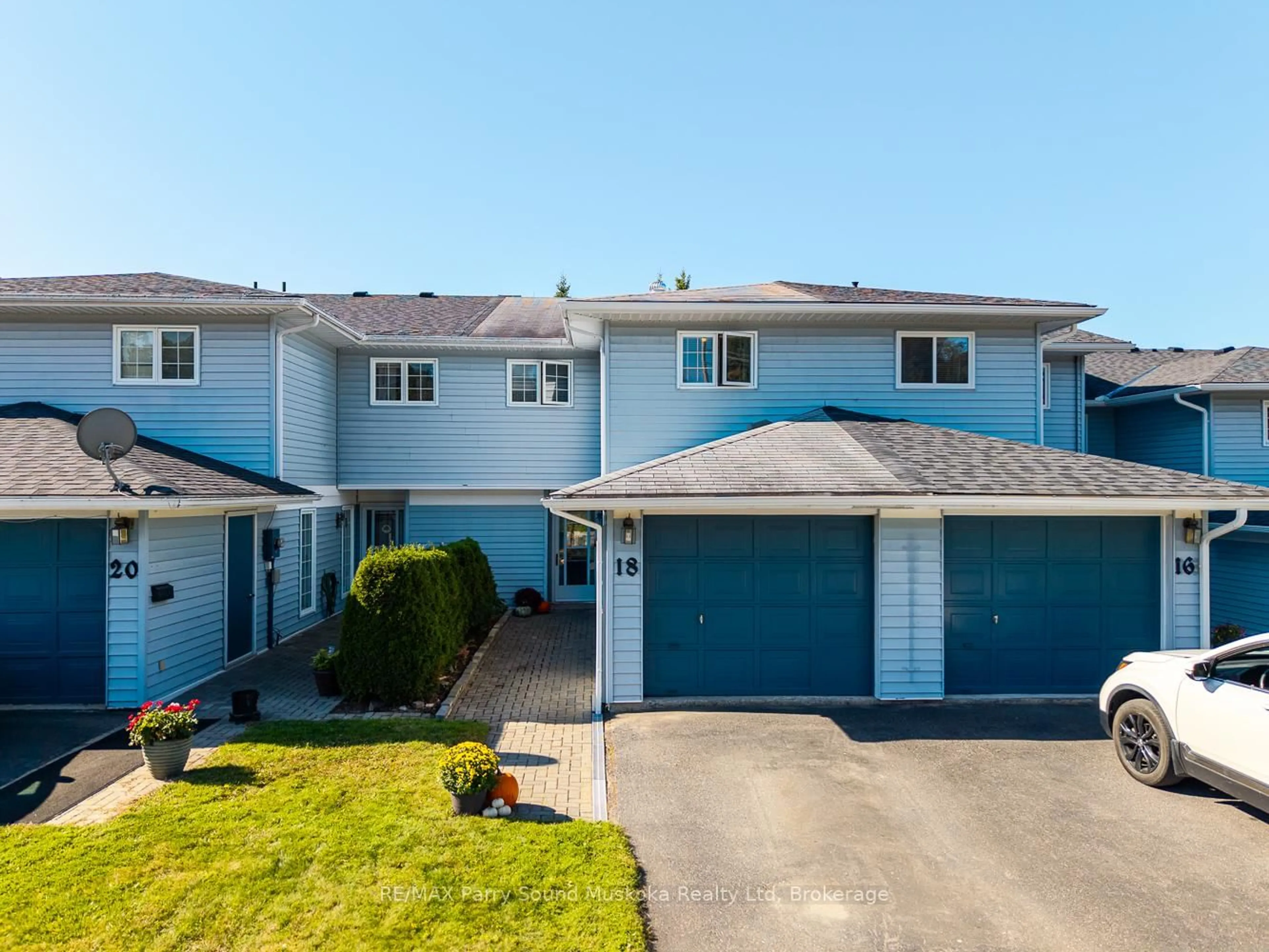 A pic from outside/outdoor area/front of a property/back of a property/a pic from drone, street for 18 Georgian Bay Ave, Parry Sound Ontario P2A 3B2