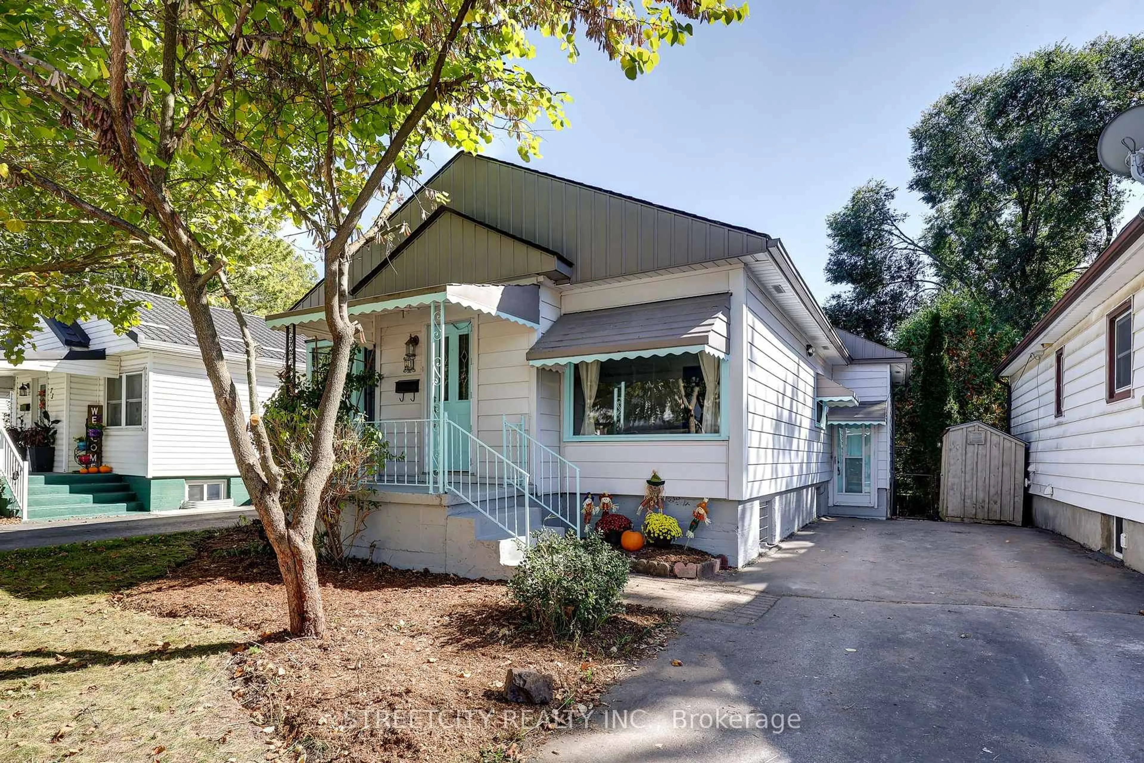 Home with vinyl exterior material, street for 71 Connaught Ave, London East Ontario N5Y 3A5