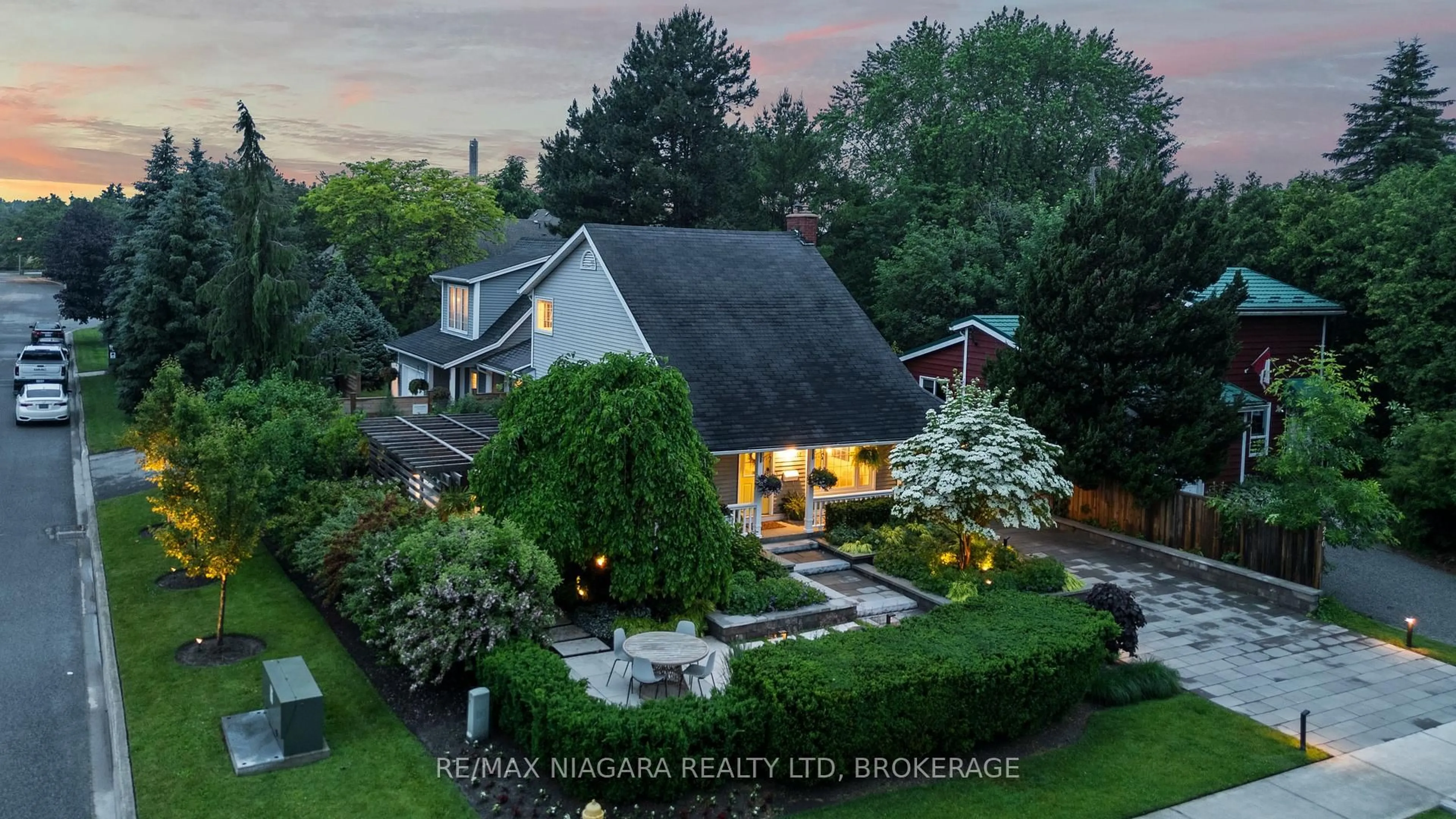 A pic from outside/outdoor area/front of a property/back of a property/a pic from drone, street for 202 Anne St, Niagara-on-the-Lake Ontario L0S 1J0