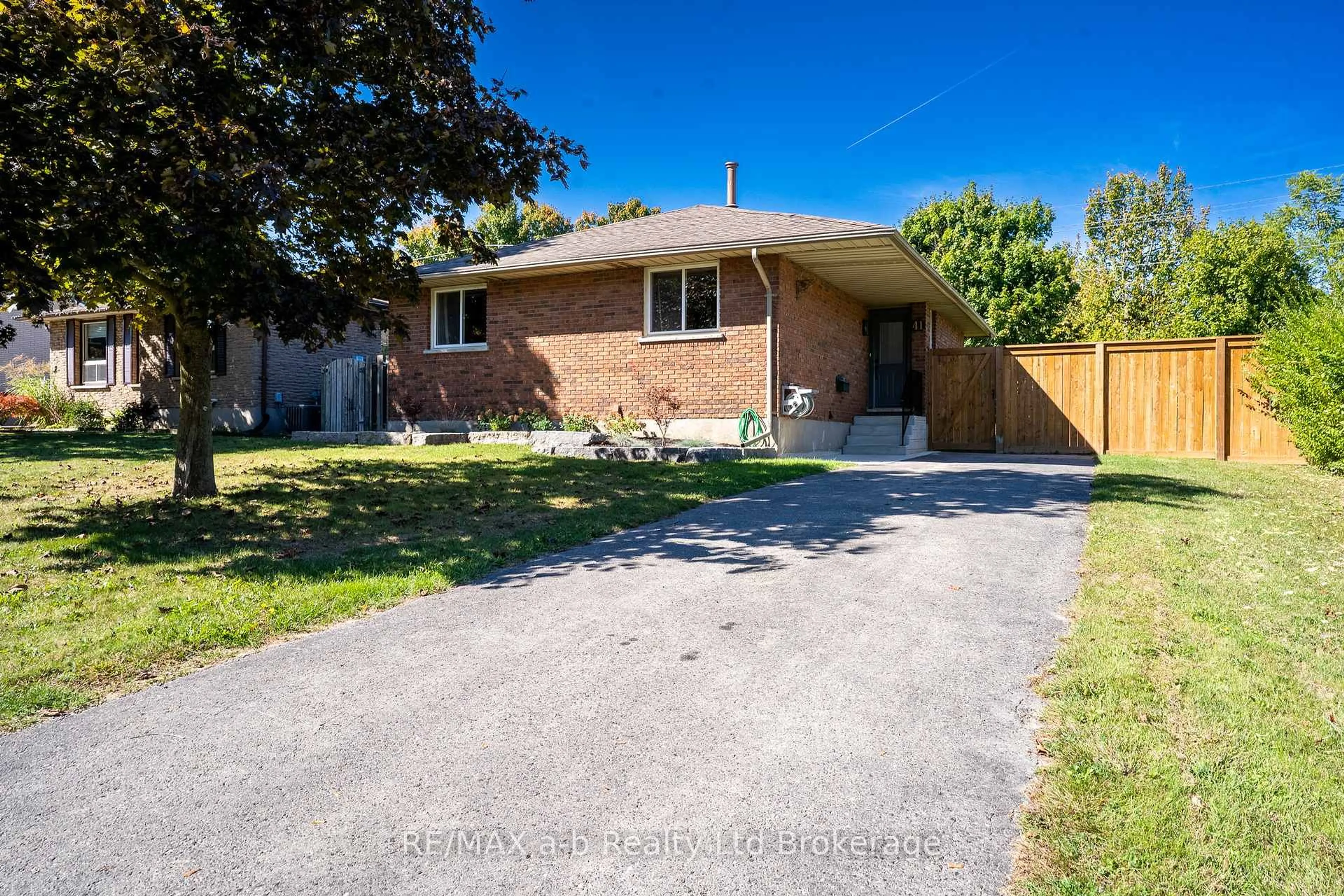 A pic from outside/outdoor area/front of a property/back of a property/a pic from drone, street for 41 Trottier Dr, Tillsonburg Ontario N4G 4P7