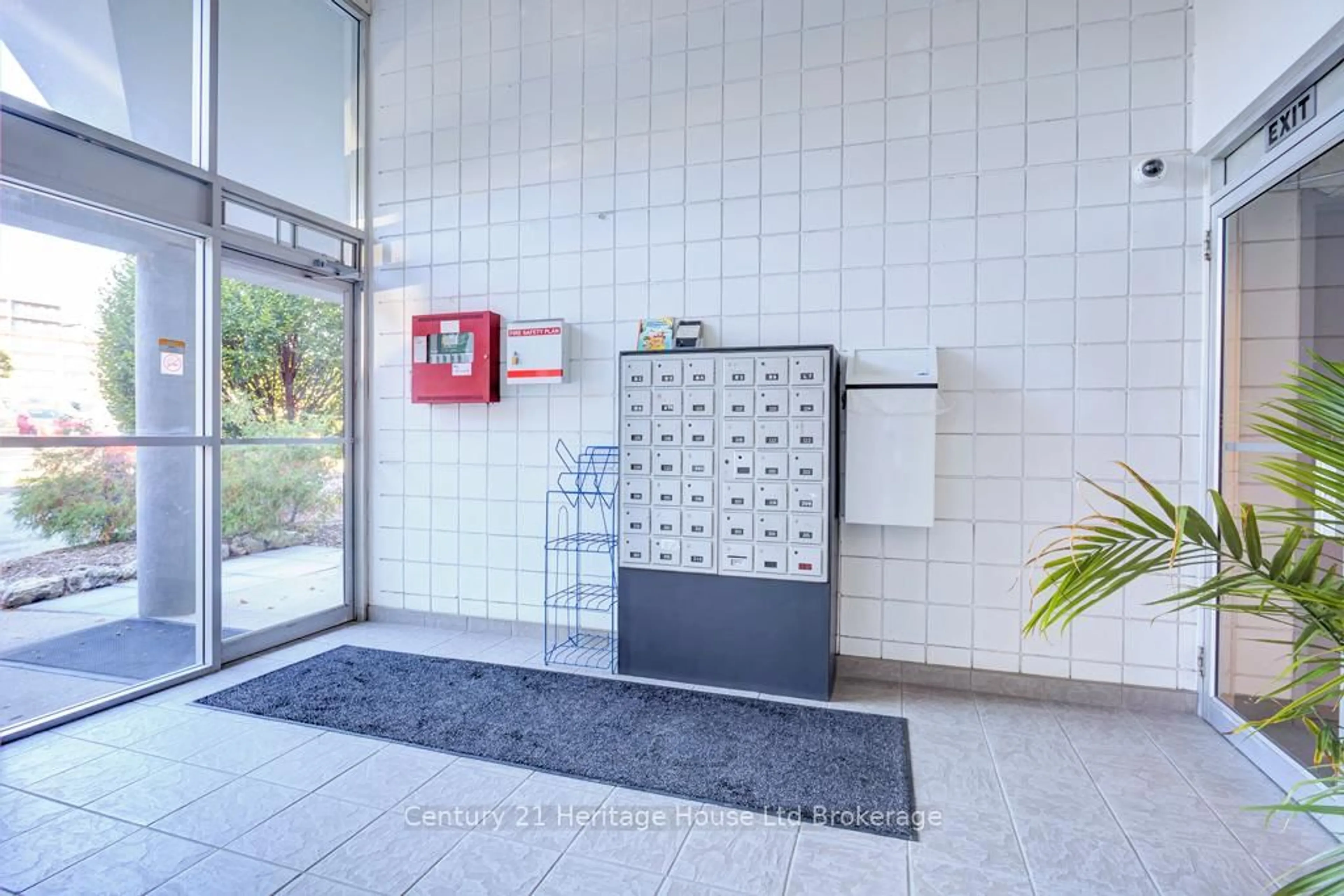 Indoor foyer for 163 Ferguson Dr #106, Woodstock Ontario N4V 1B1