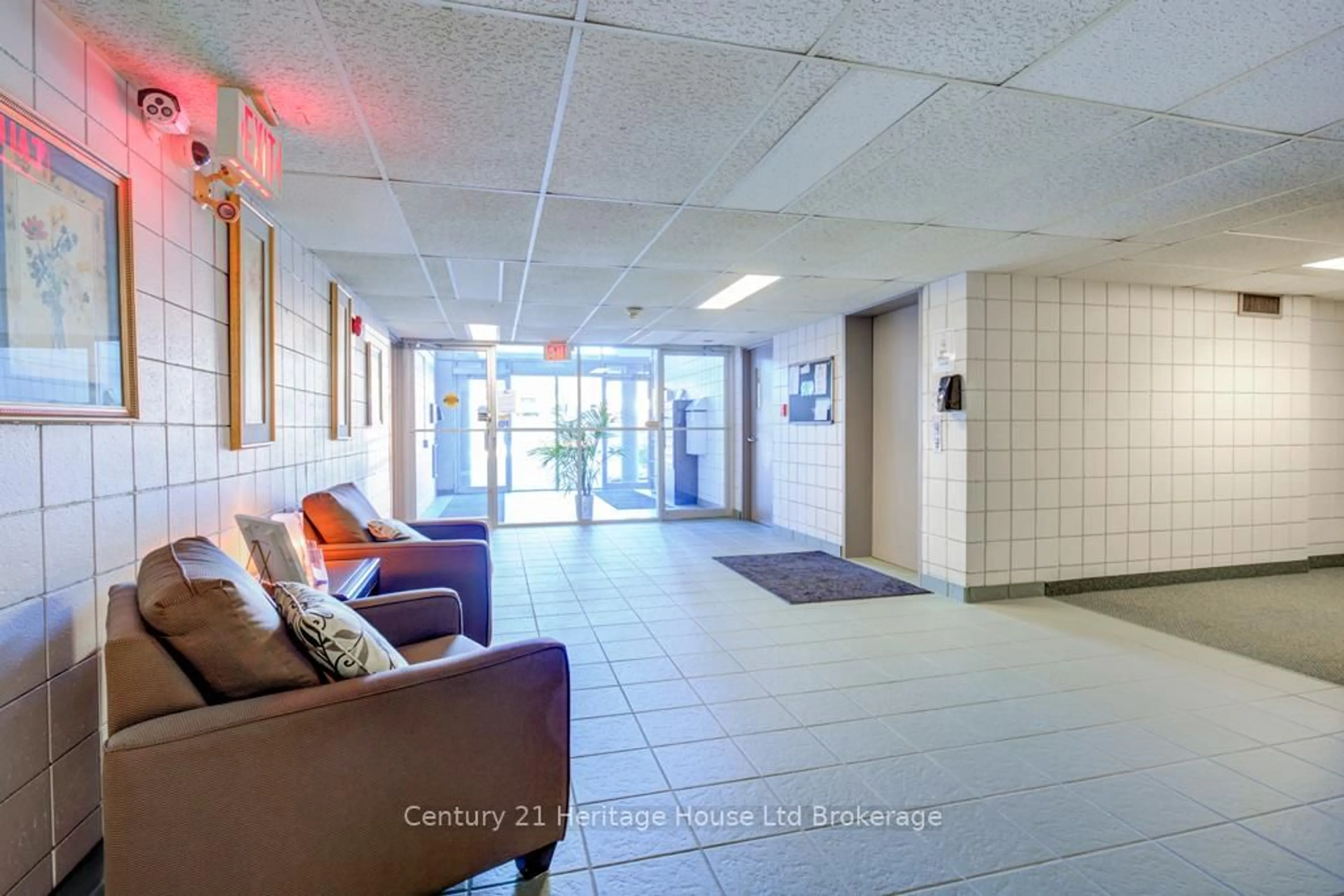 Indoor foyer for 163 Ferguson Dr #106, Woodstock Ontario N4V 1B1