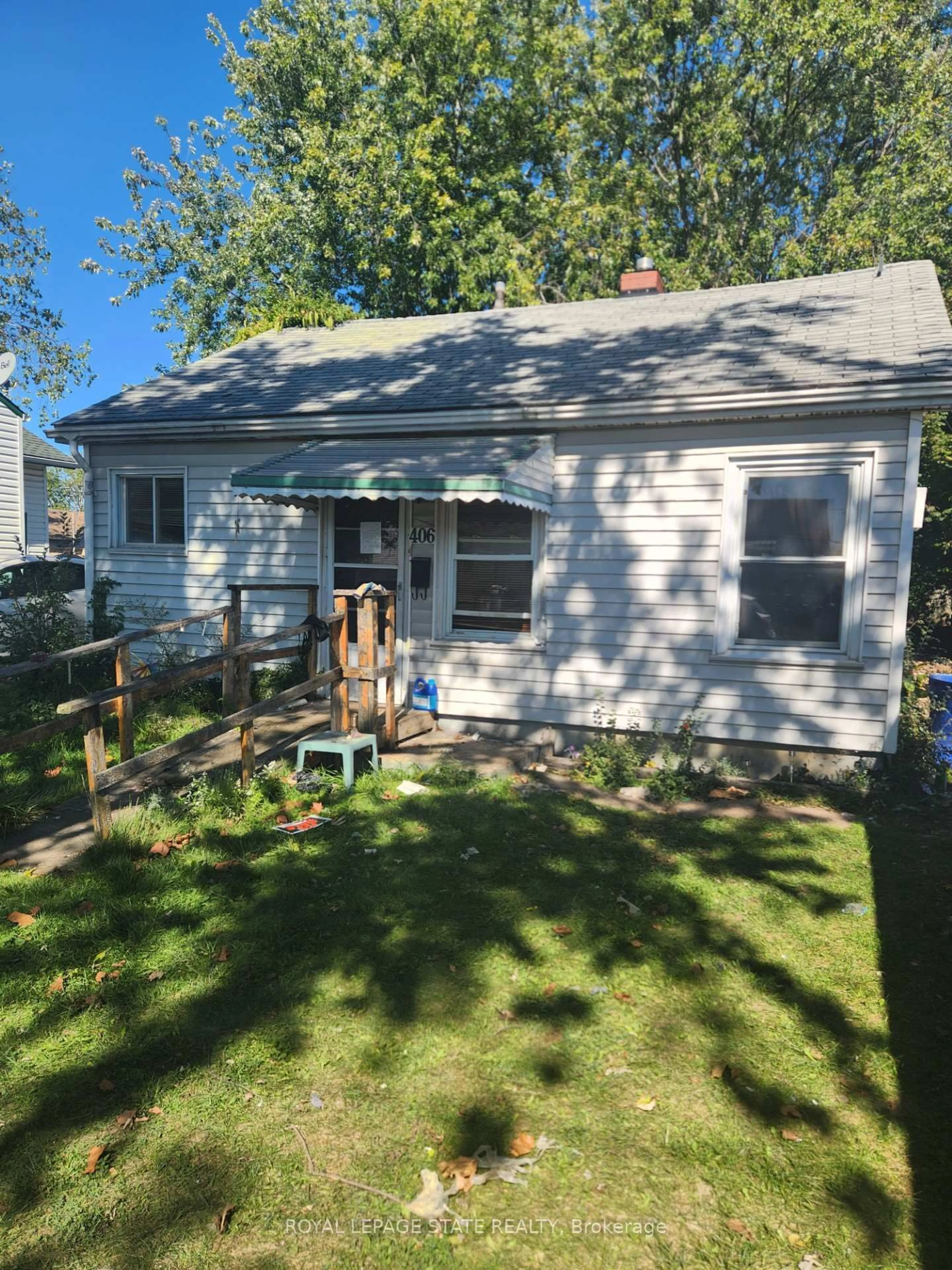 Home with vinyl exterior material, street for 406 Hennepin Ave, Welland Ontario L3B 4T5