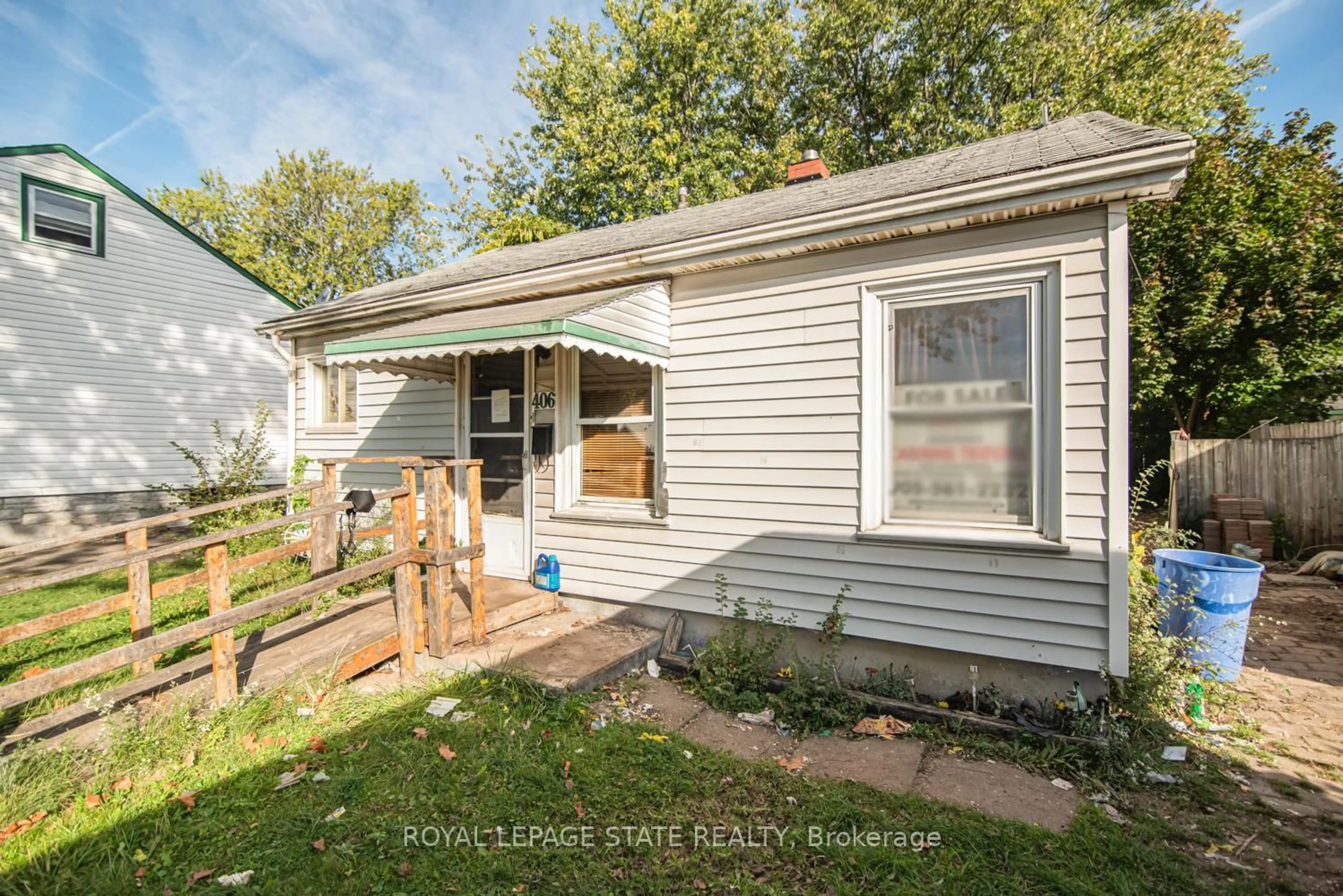Home with vinyl exterior material, street for 406 Hennepin Ave, Welland Ontario L3B 4T5