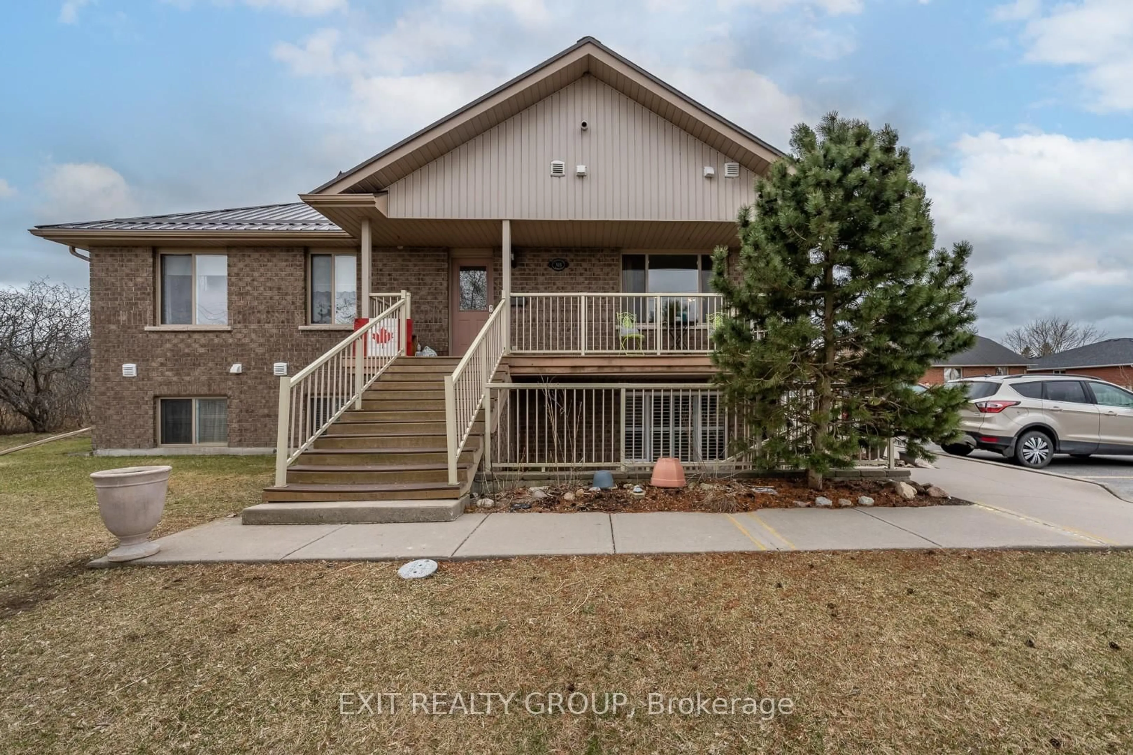 Home with brick exterior material, unknown for 37 Lakebreeze Crt ## 3B, Prince Edward County Ontario K0K 3L0