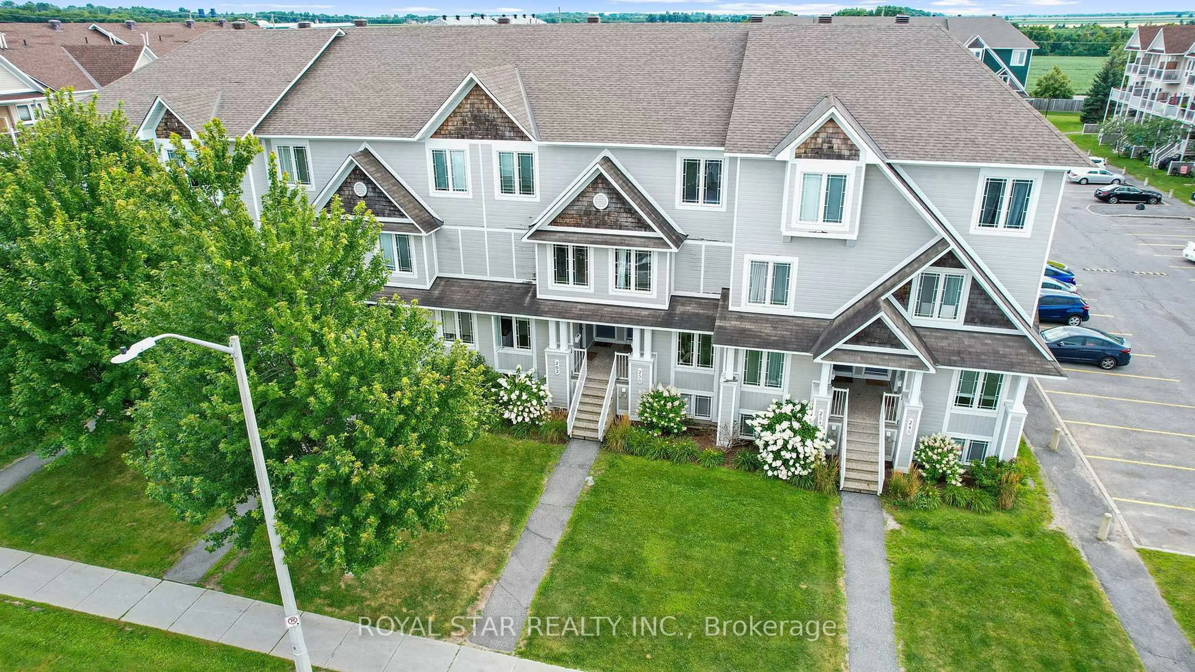 A pic from outside/outdoor area/front of a property/back of a property/a pic from drone, unknown for 258 Meadowbreeze Dr, Ottawa Ontario K2M 3A5