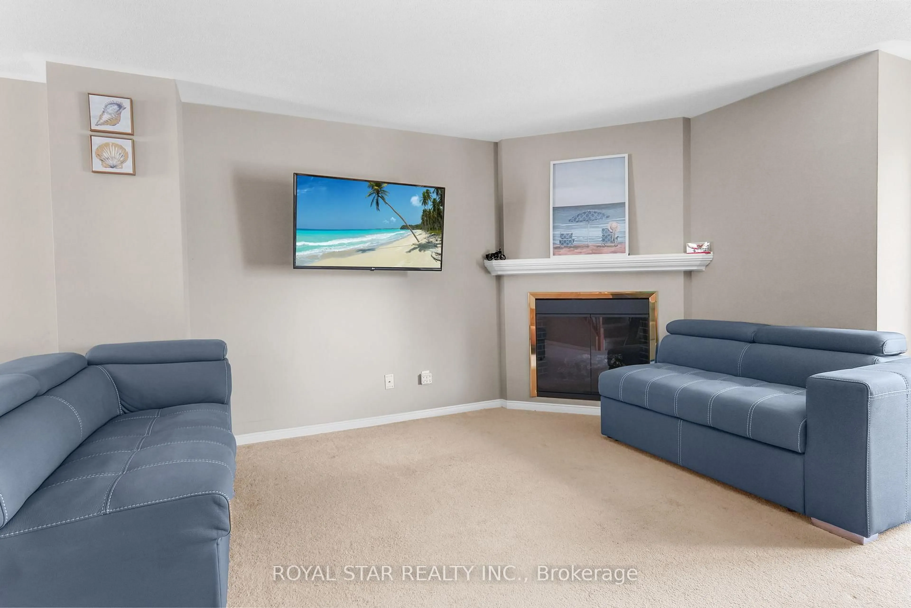 Living room with furniture, unknown for 258 Meadowbreeze Dr, Ottawa Ontario K2M 3A5