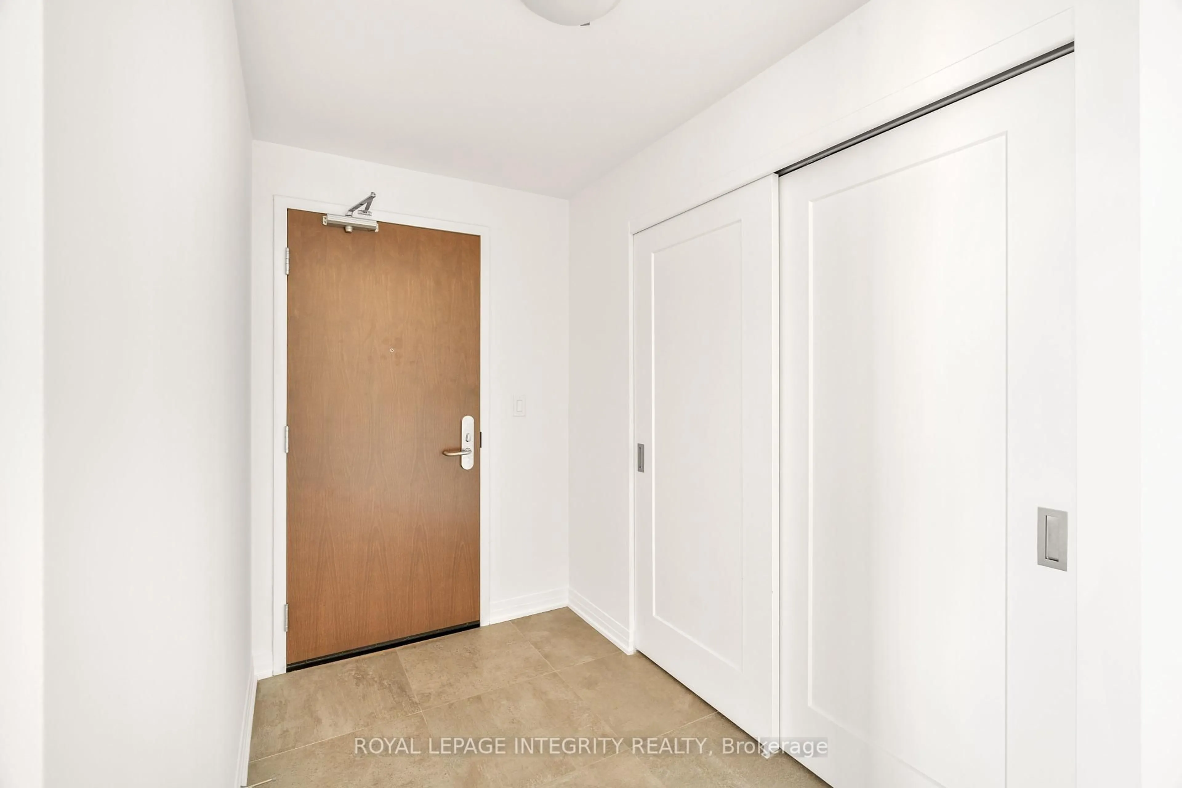 Indoor entryway for 805 Carling Ave #2902, Ottawa Ontario K1S 5W9