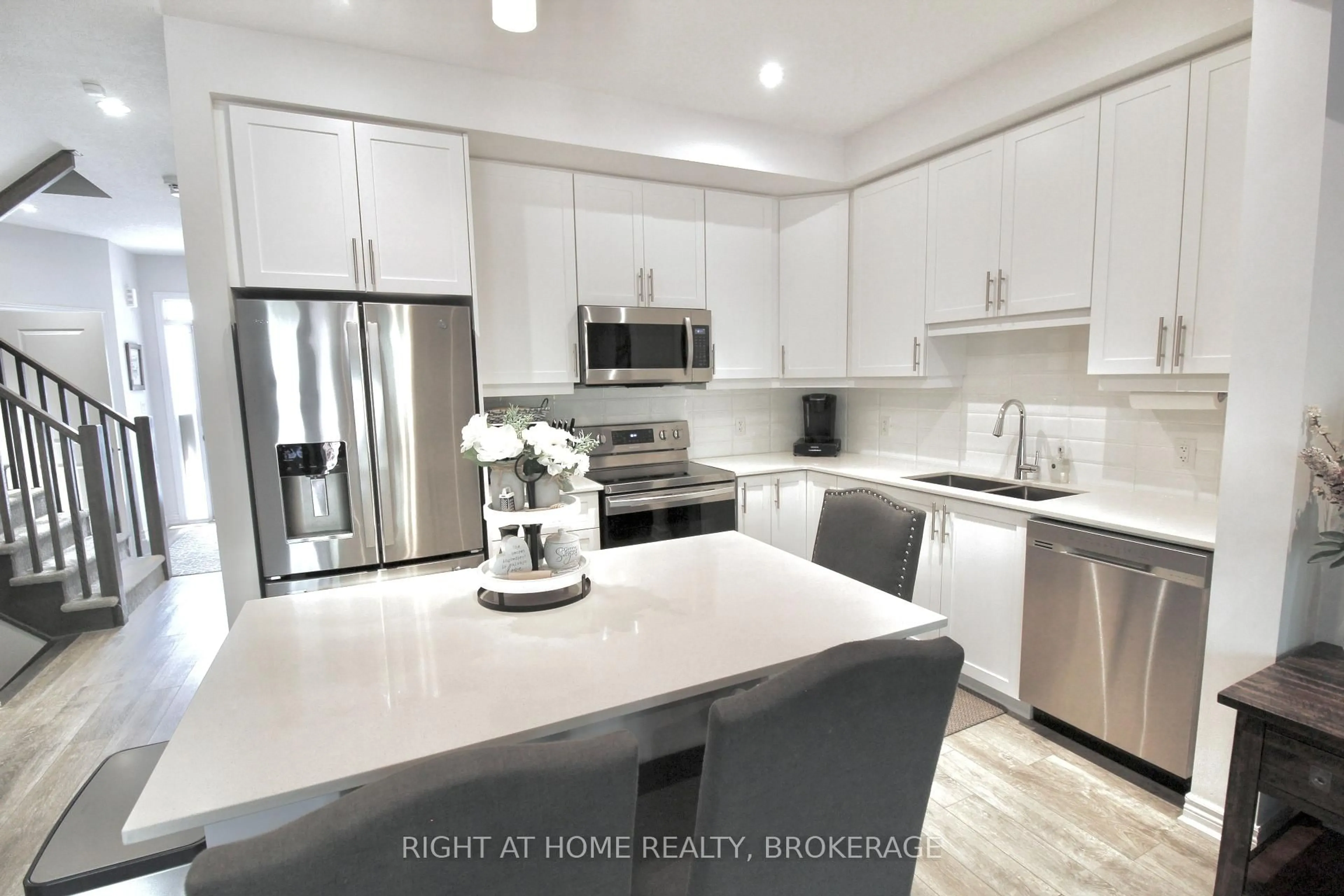 Open concept kitchen, unknown for 5080 Connor Dr #10, Lincoln Ontario L3J 0T3