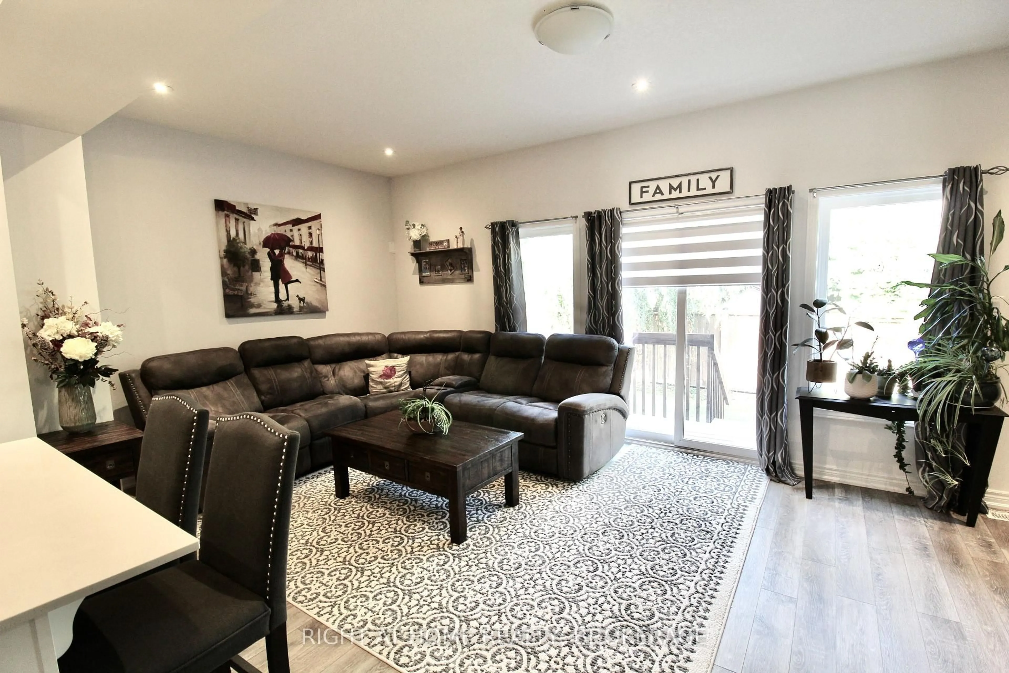 Living room with furniture, unknown for 5080 Connor Dr #10, Lincoln Ontario L3J 0T3